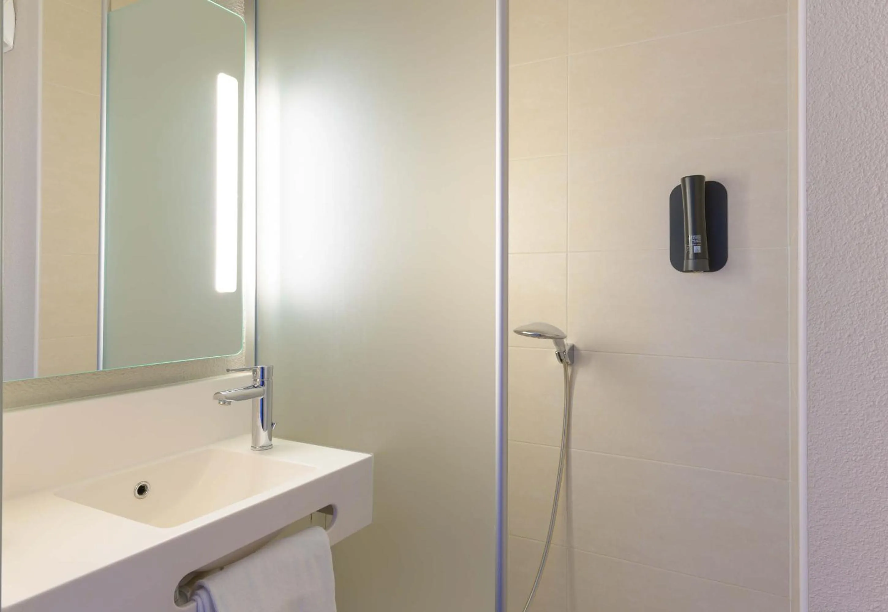 Bathroom in B&B HOTEL Meaux