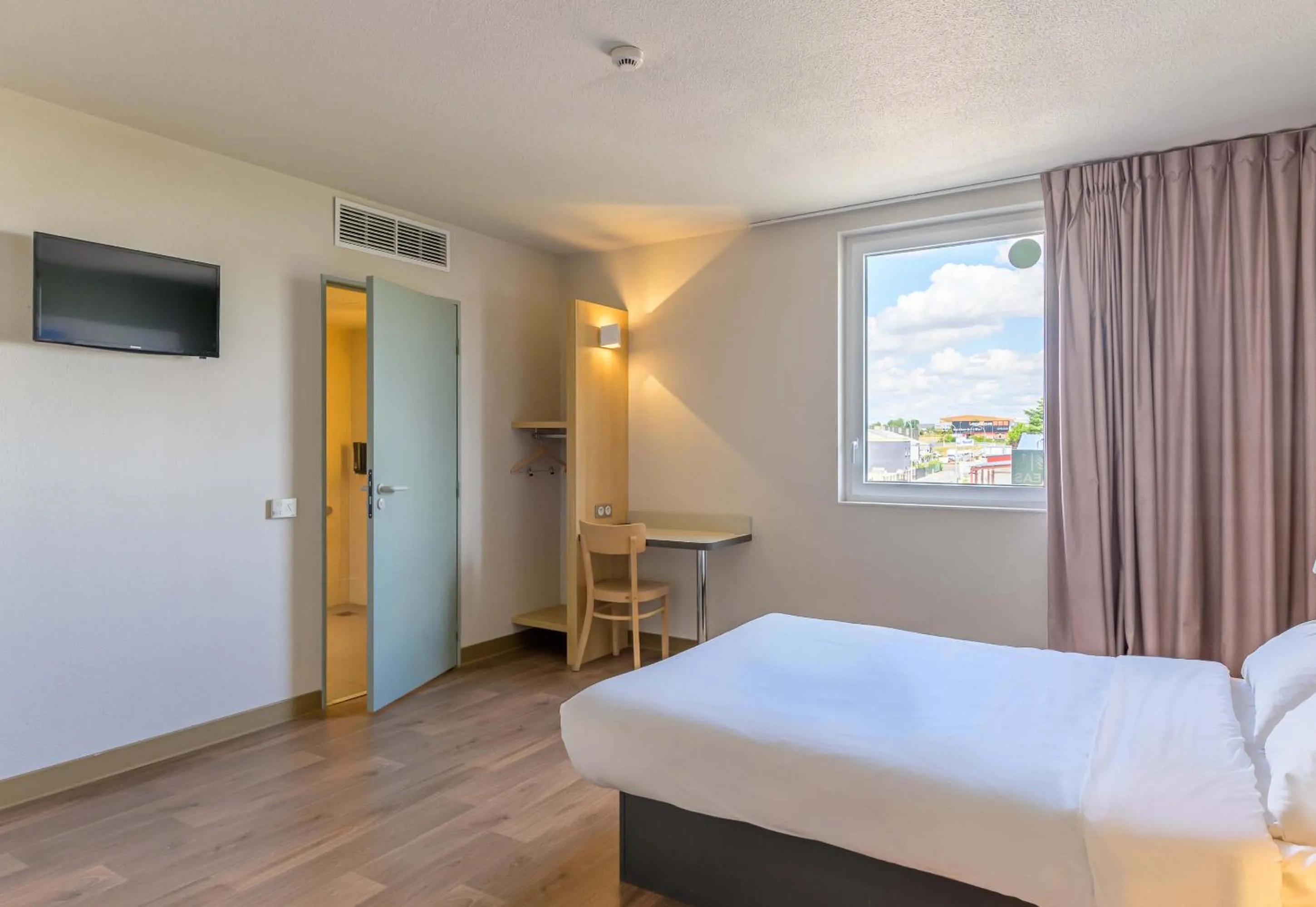 Bedroom, Bed in B&B HOTEL Meaux