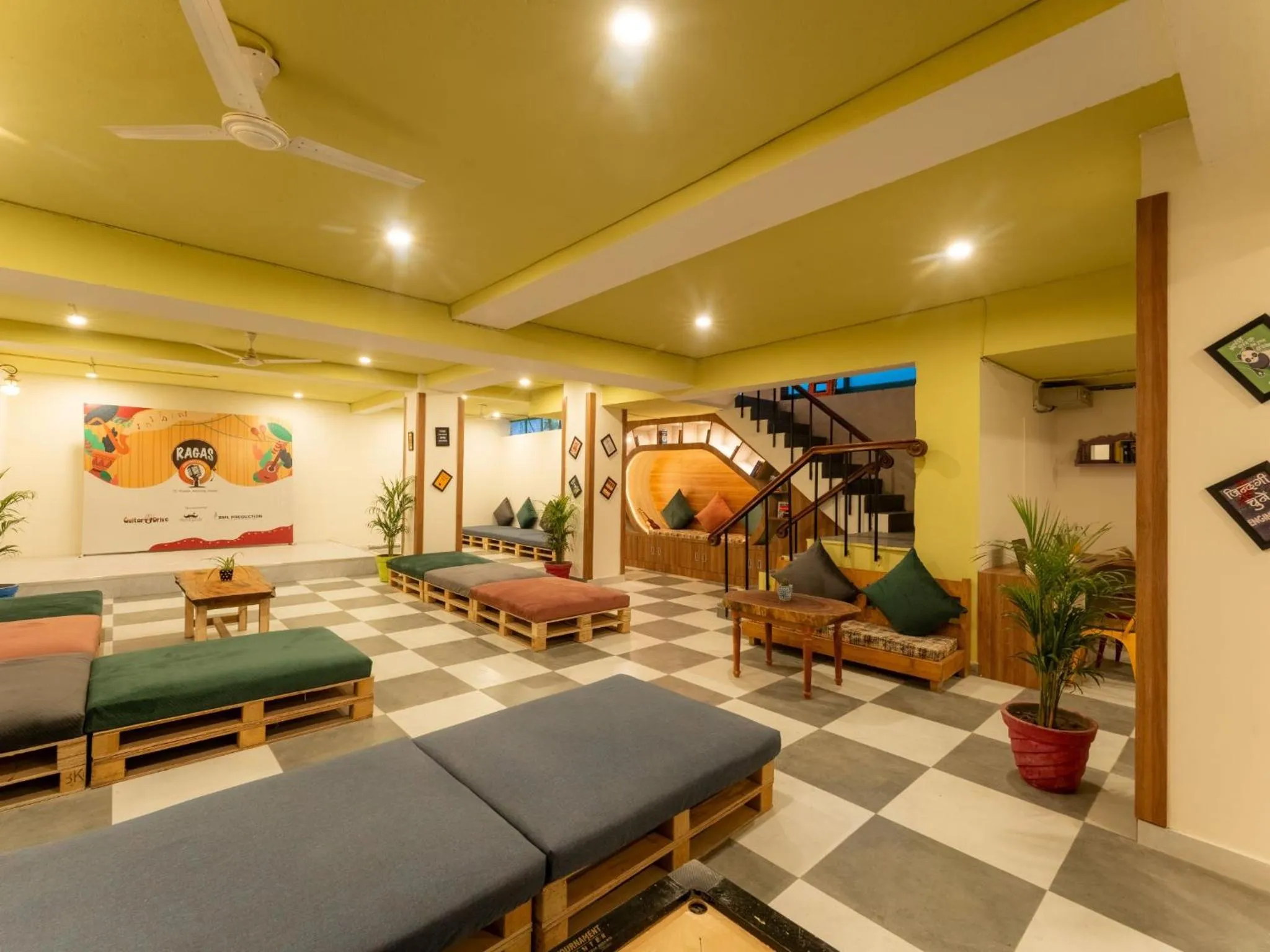 Communal lounge/ TV room in Moustache Delhi