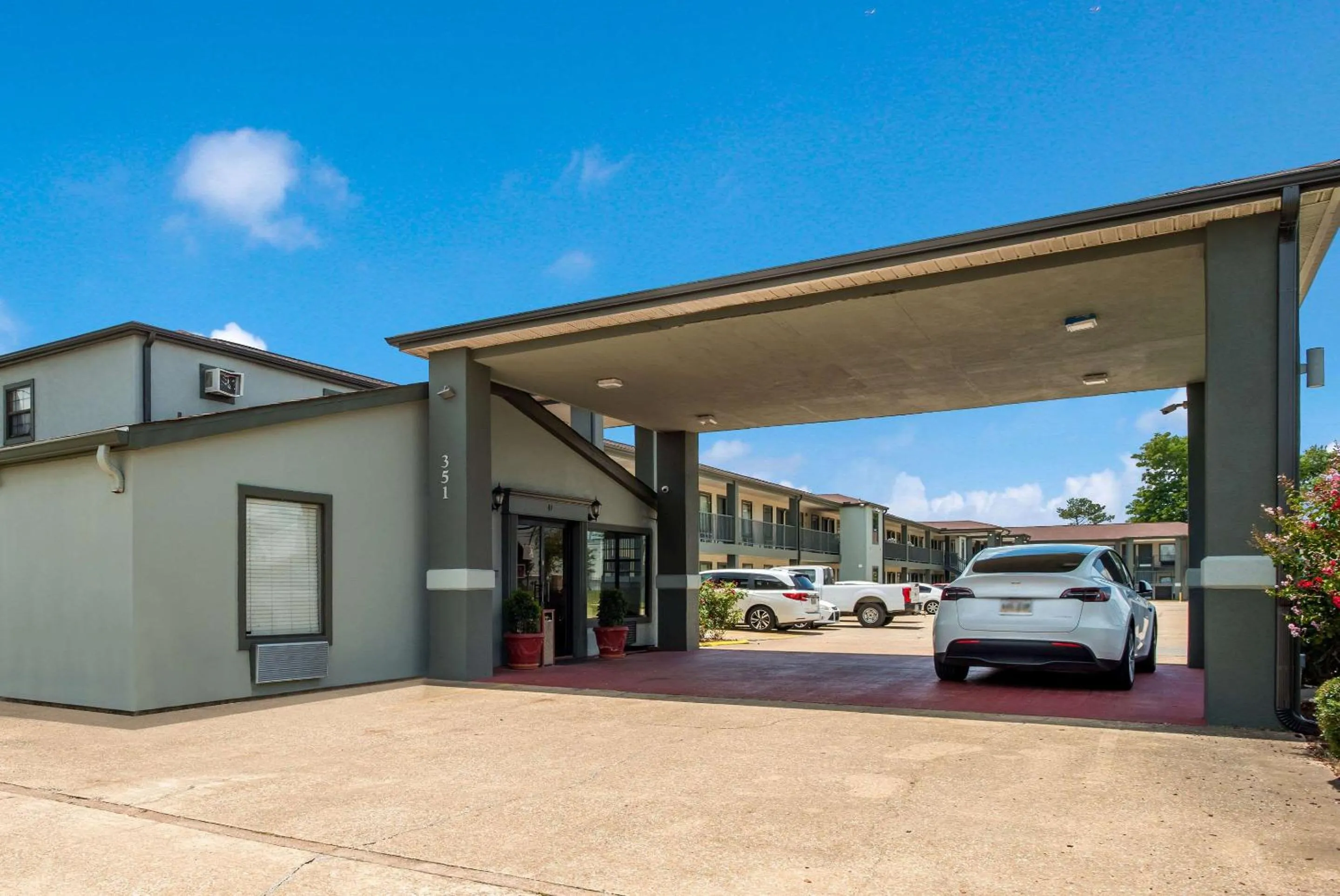 Property building in Econo Lodge Lake Charles University Area