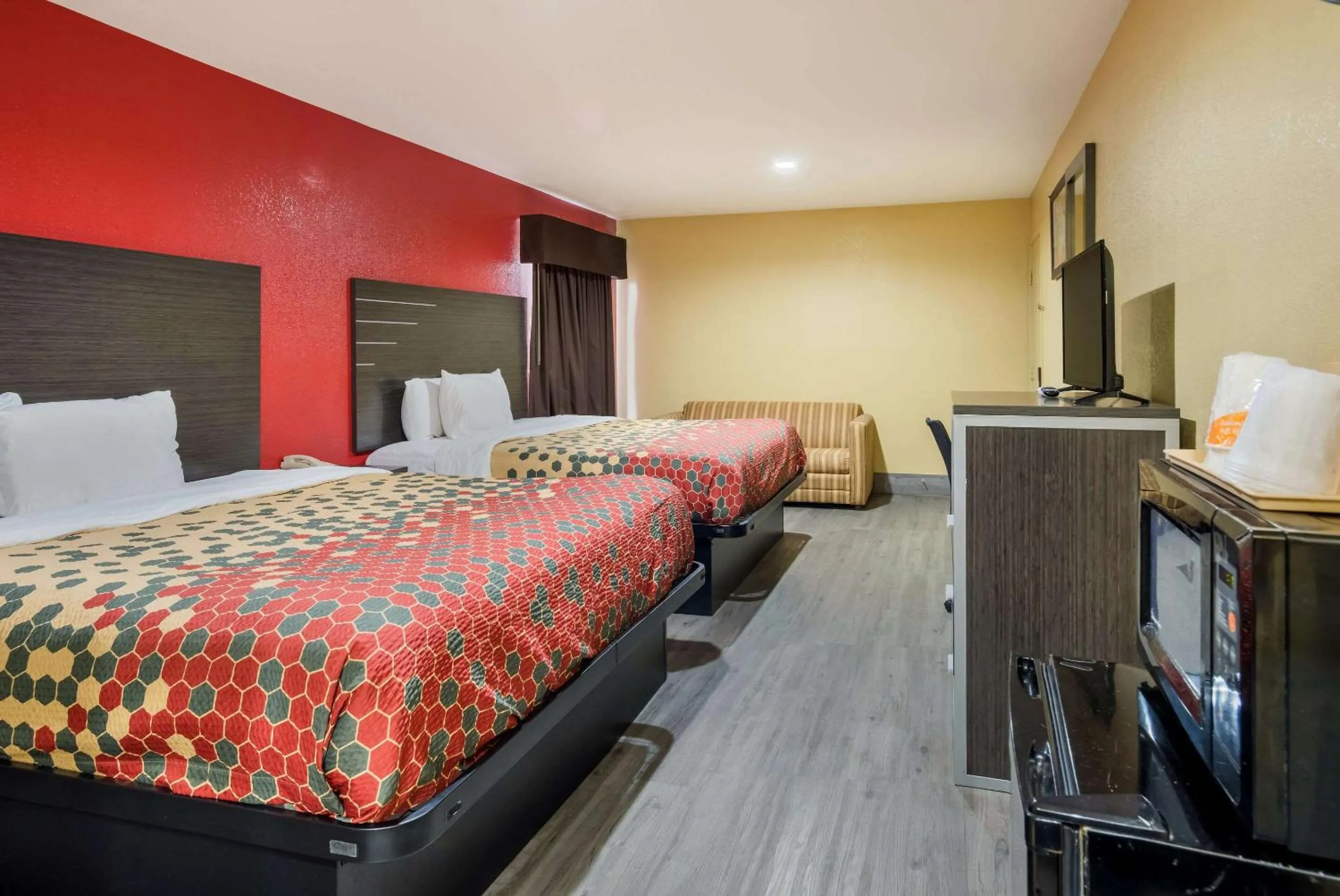 Bedroom, Bed in Econo Lodge Lake Charles University Area