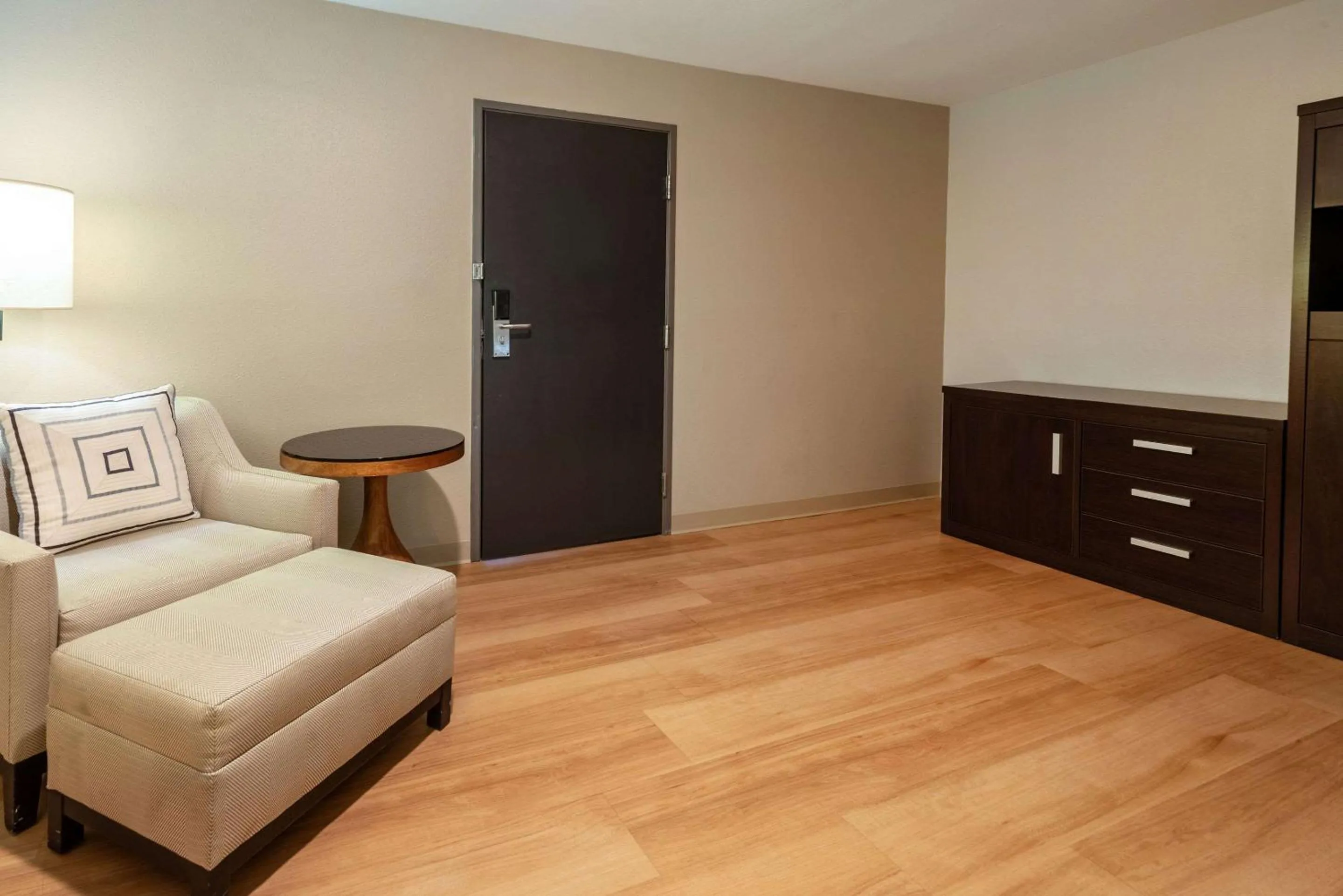 Bedroom, Seating Area in Quality Suites Lake Charles Downtown