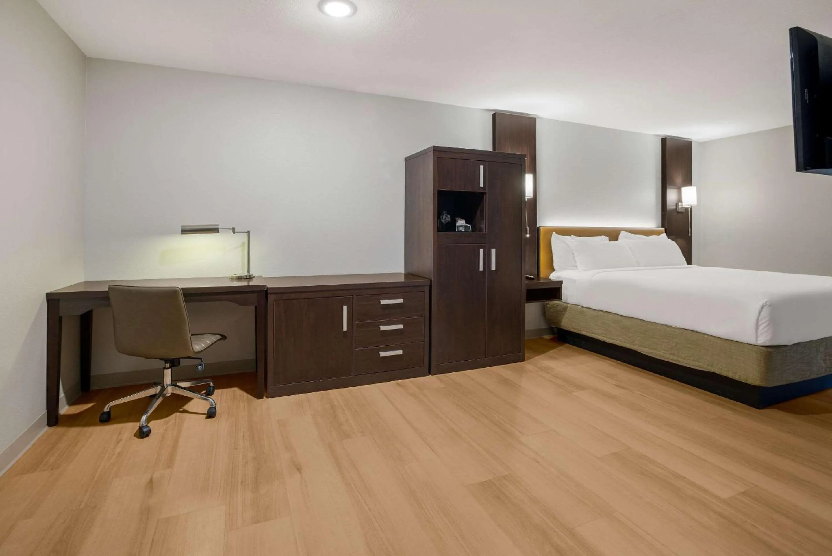 Bedroom in Quality Suites Lake Charles Downtown