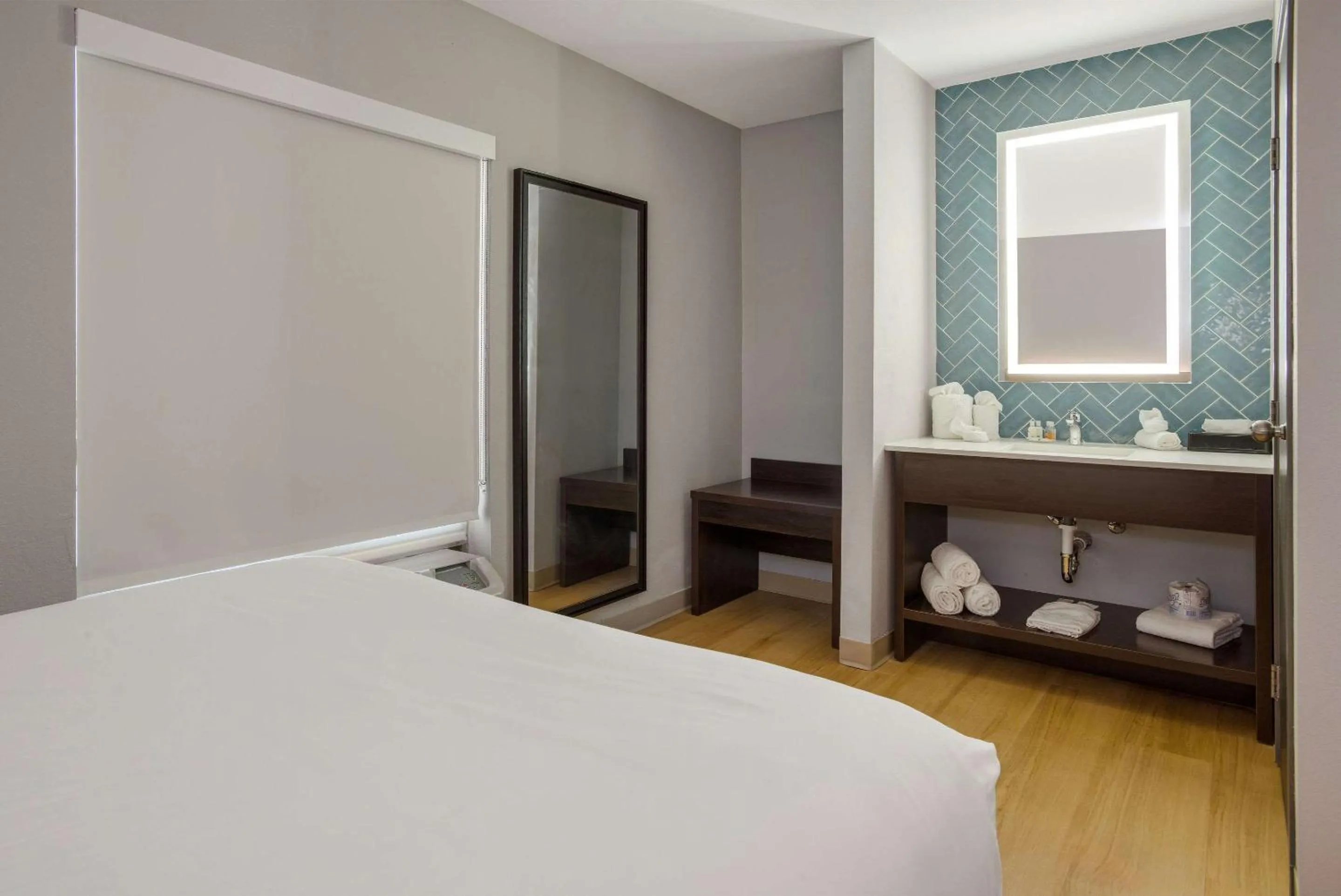 Bedroom, Bathroom in Quality Suites Lake Charles Downtown