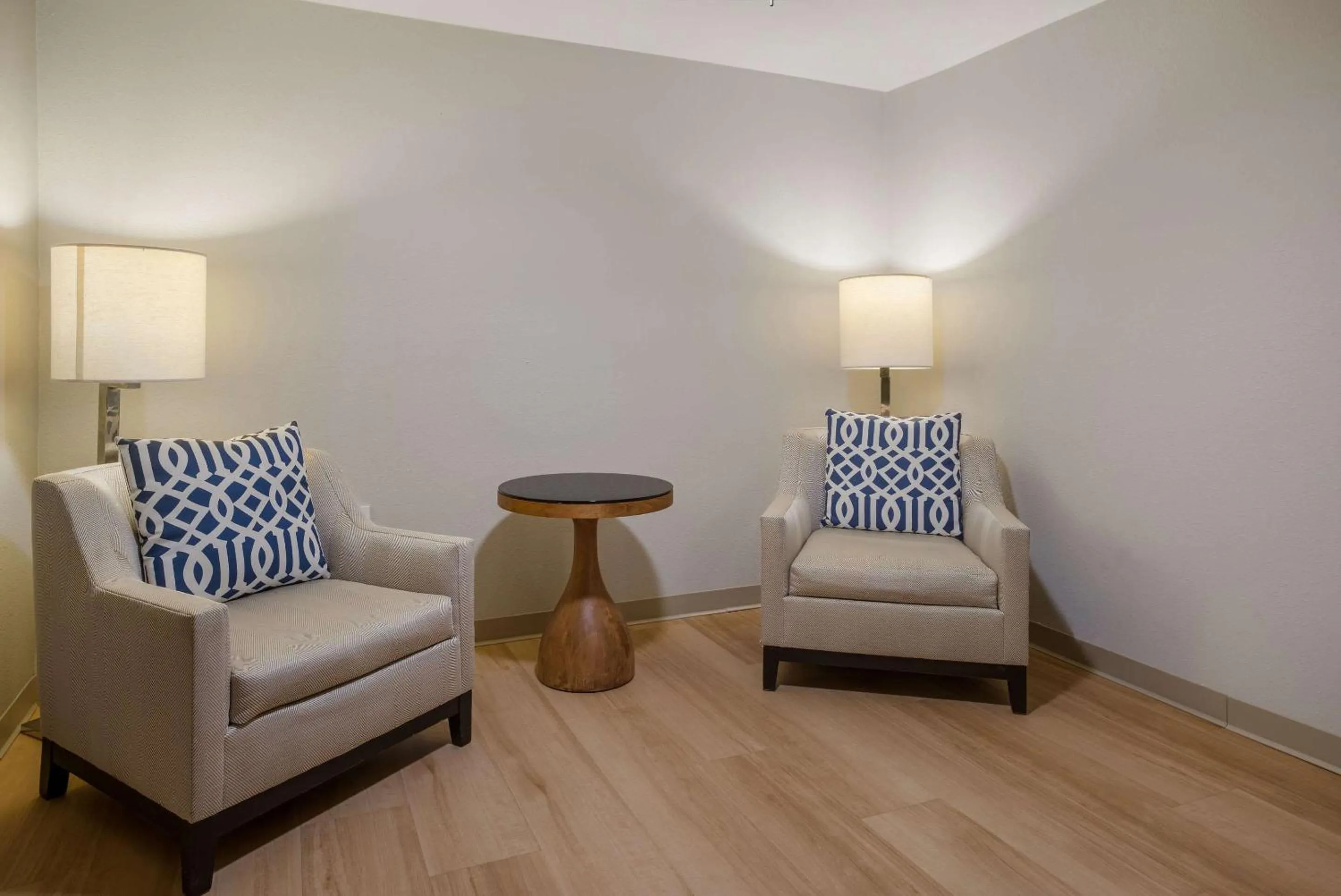 Bedroom, Seating Area in Quality Suites Lake Charles Downtown