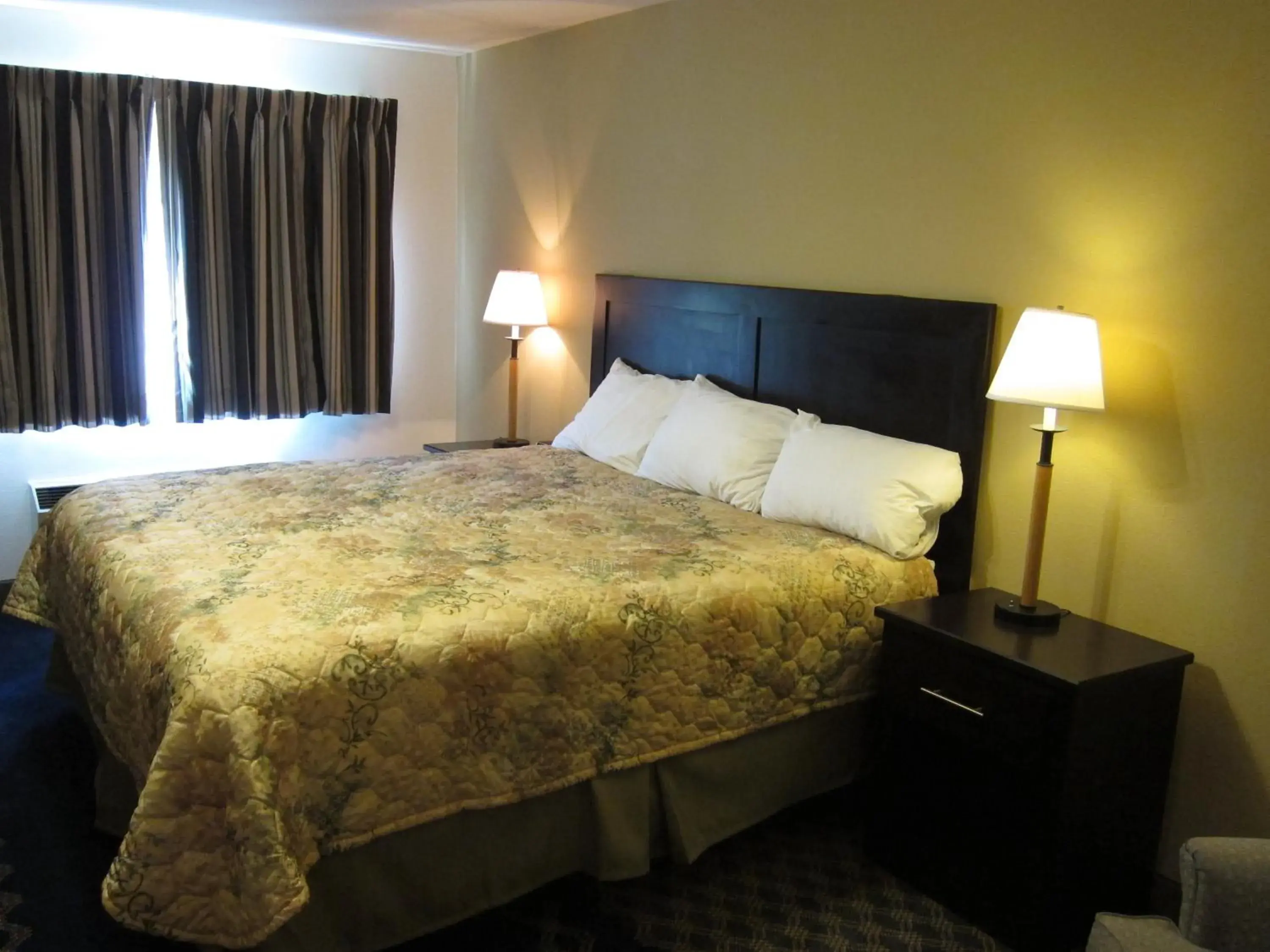 King Room in Fidalgo Country Inn King Room in Fidalgo Country Inn