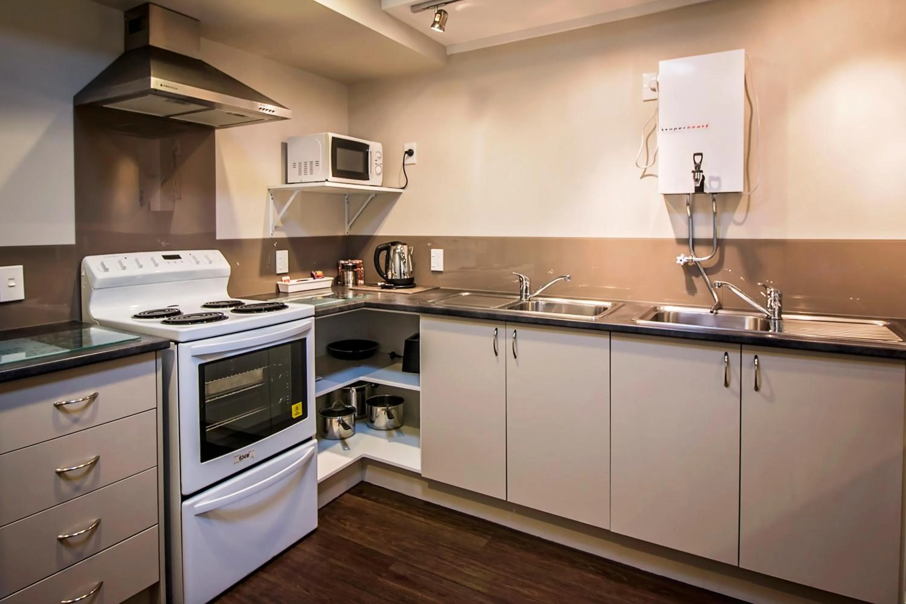 Kitchen or kitchenette in Aspree Motor Inn