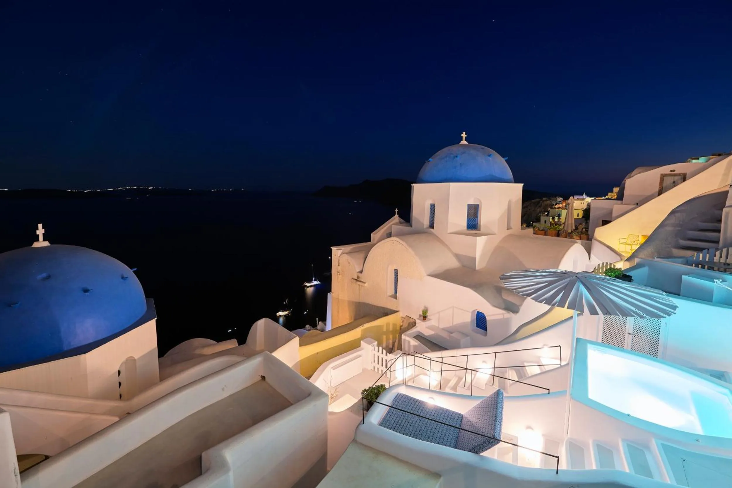 Hot Tub in Cave Suite Oia