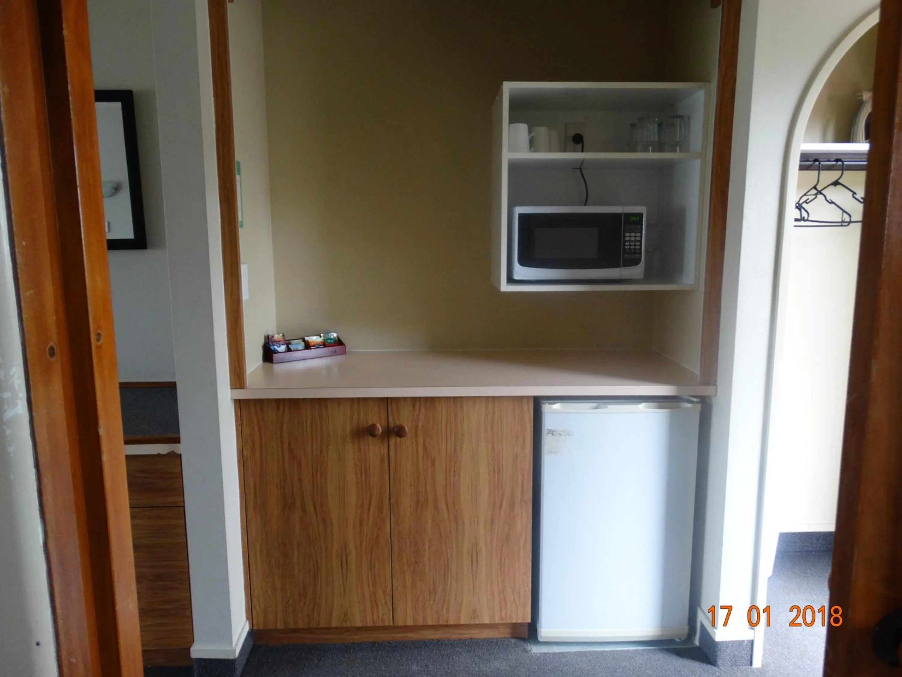 Kitchen or kitchenette in Ambassador Motel