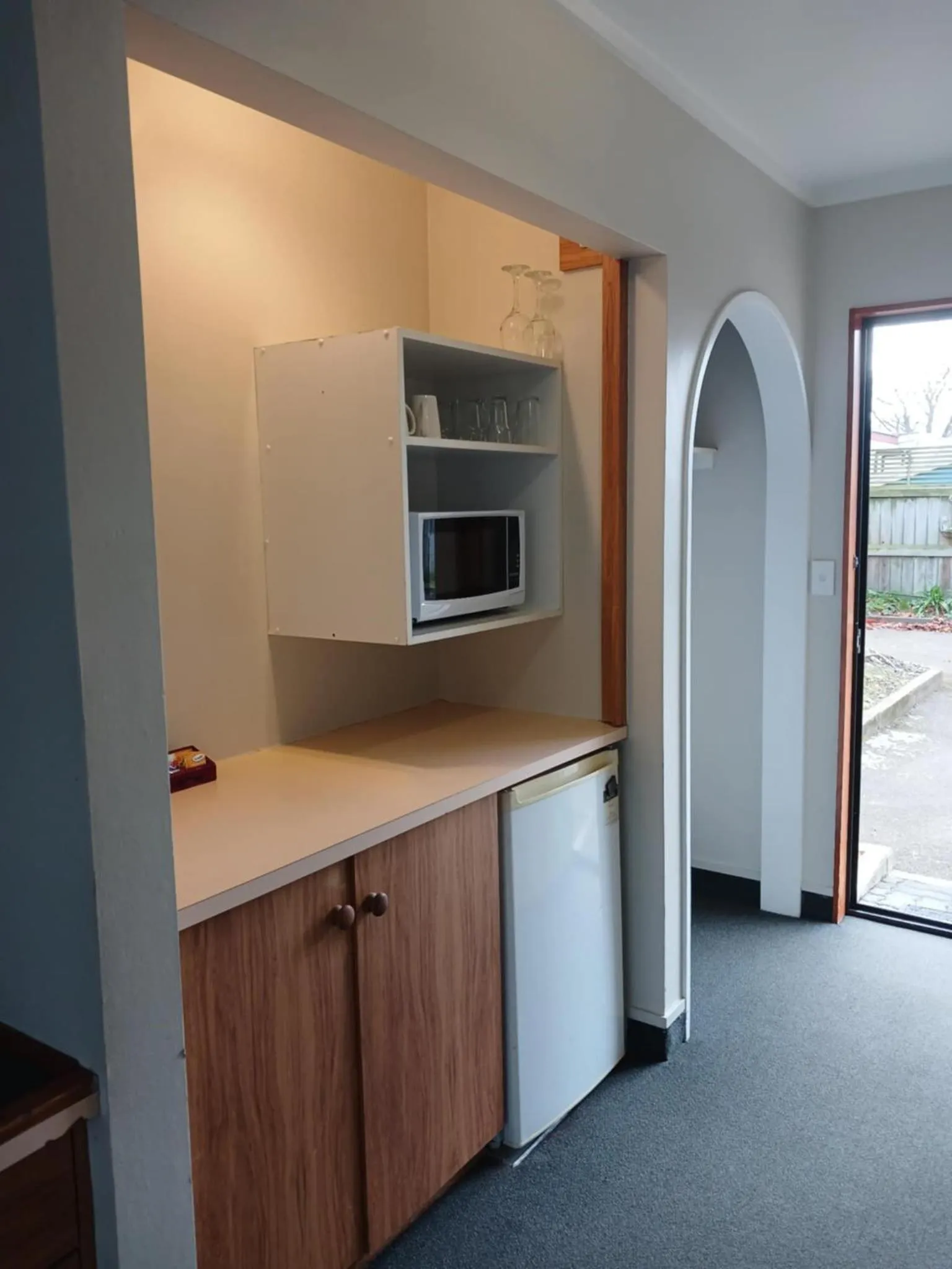 Kitchen or kitchenette in Ambassador Motel