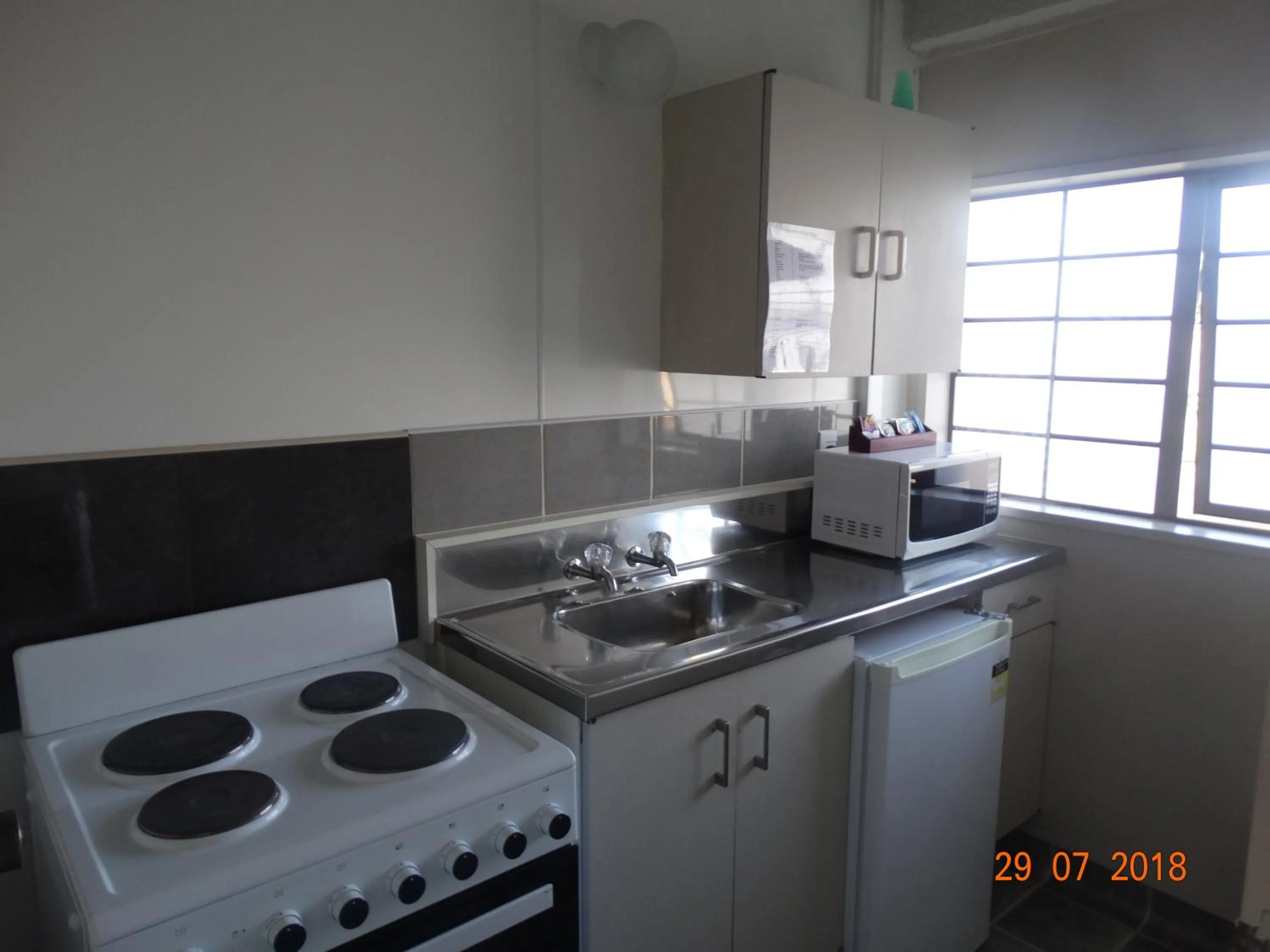 Kitchen or kitchenette in Ambassador Motel