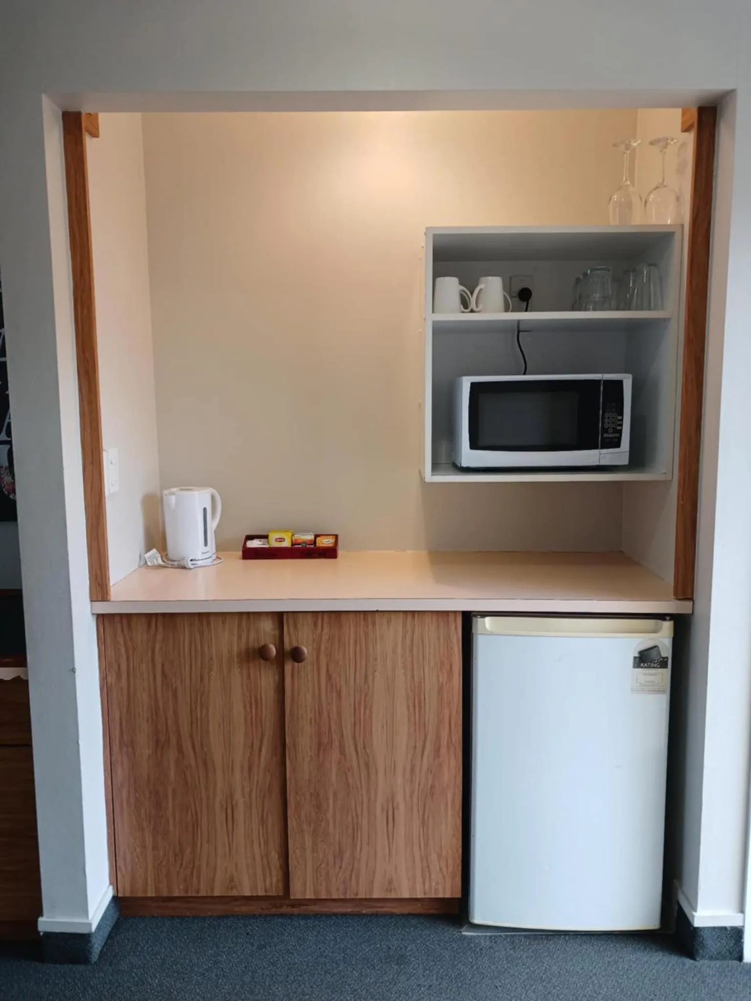 Kitchen or kitchenette in Ambassador Motel