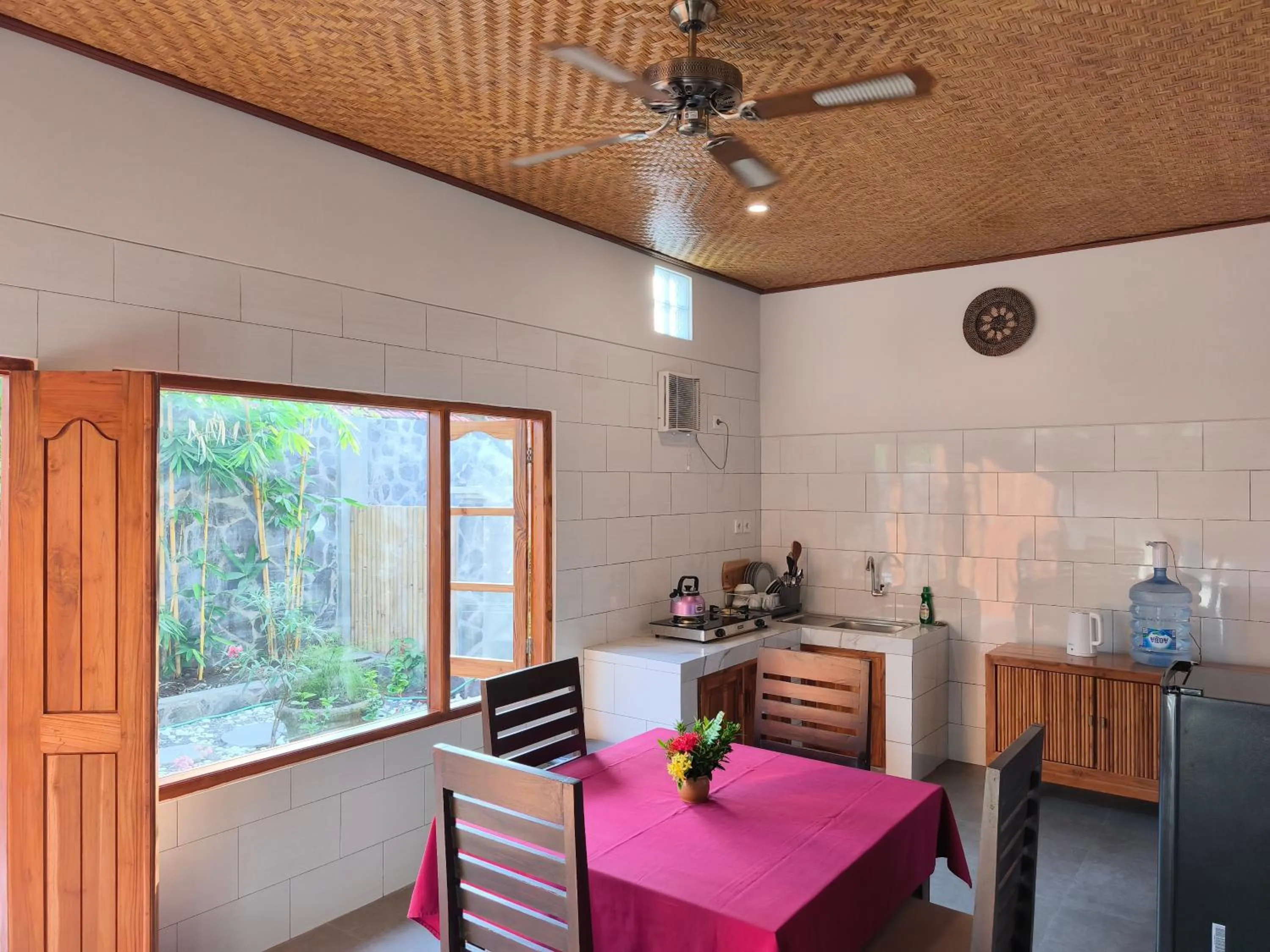 Kitchen or kitchenette in 1000 Dream Bungalow