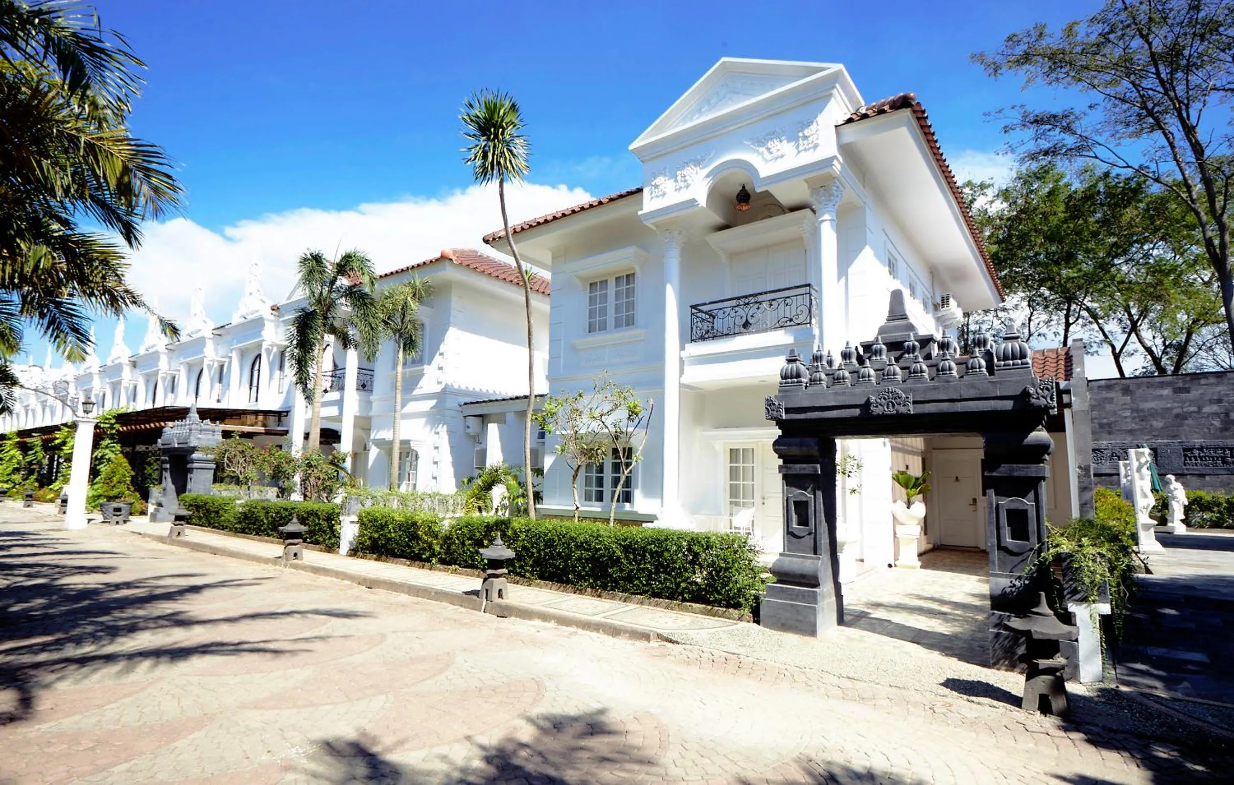 Property building in Ramada Suites By Wyndham Solo