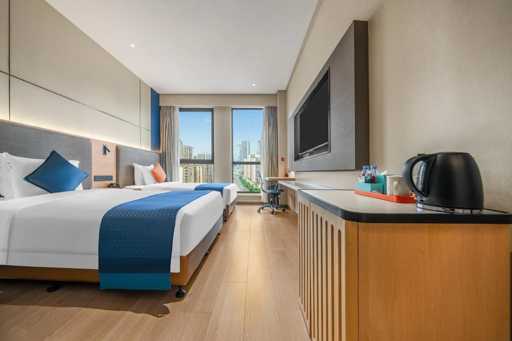 Photo of the whole room, Bed in Holiday Inn Express Chongqing Guanyinqiao by IHG