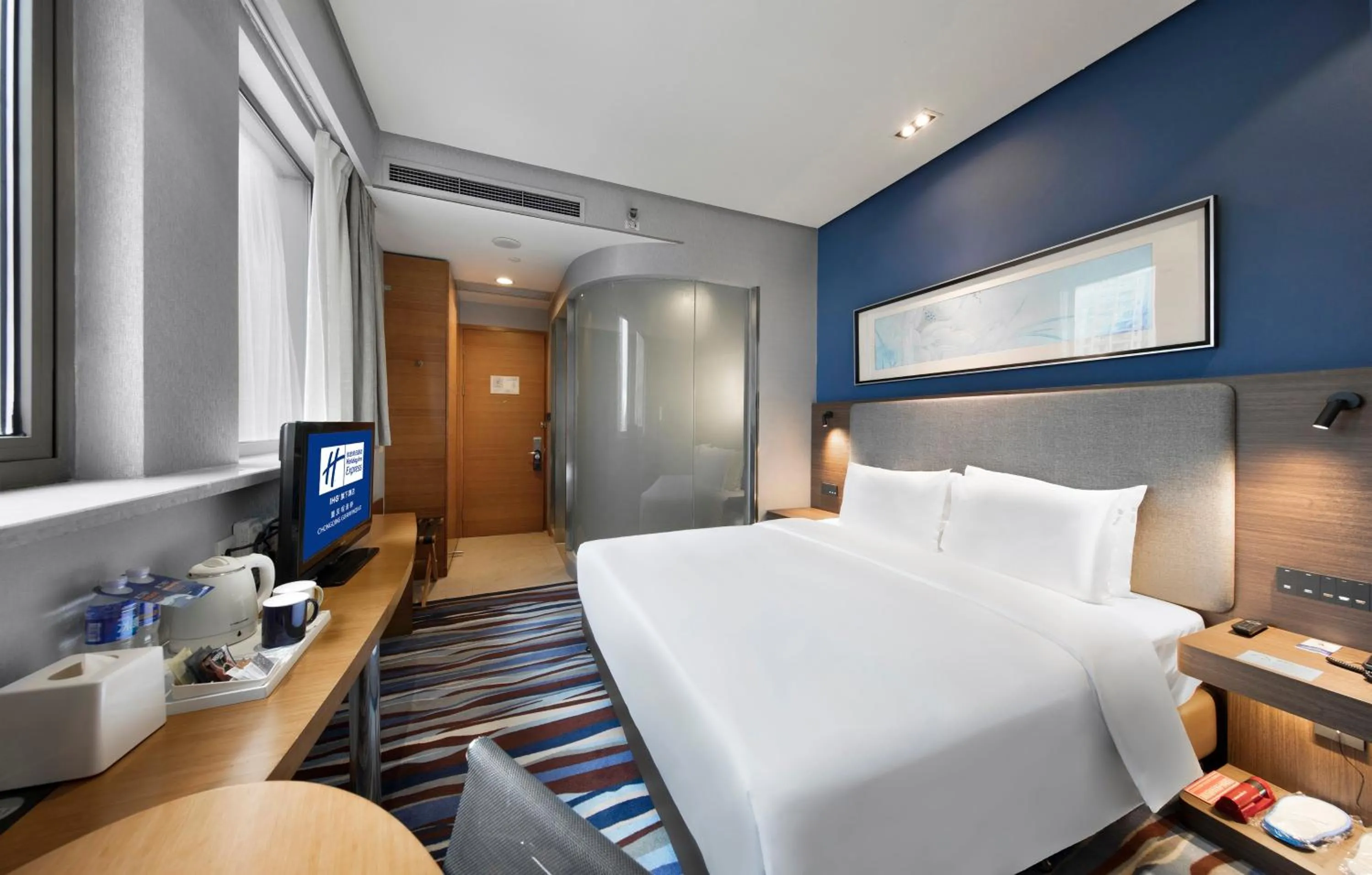Photo of the whole room, Bed in Holiday Inn Express Chongqing Guanyinqiao by IHG