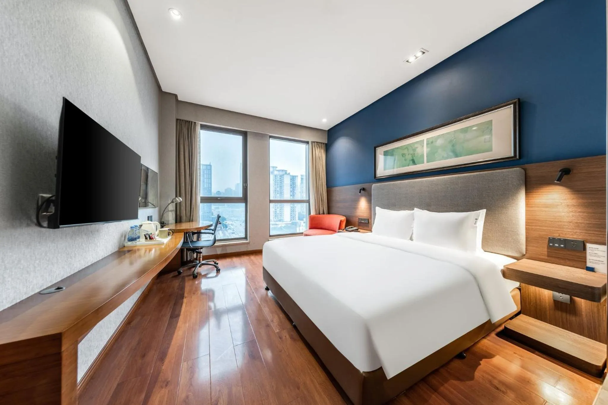 Photo of the whole room, Bed in Holiday Inn Express Chongqing Guanyinqiao by IHG