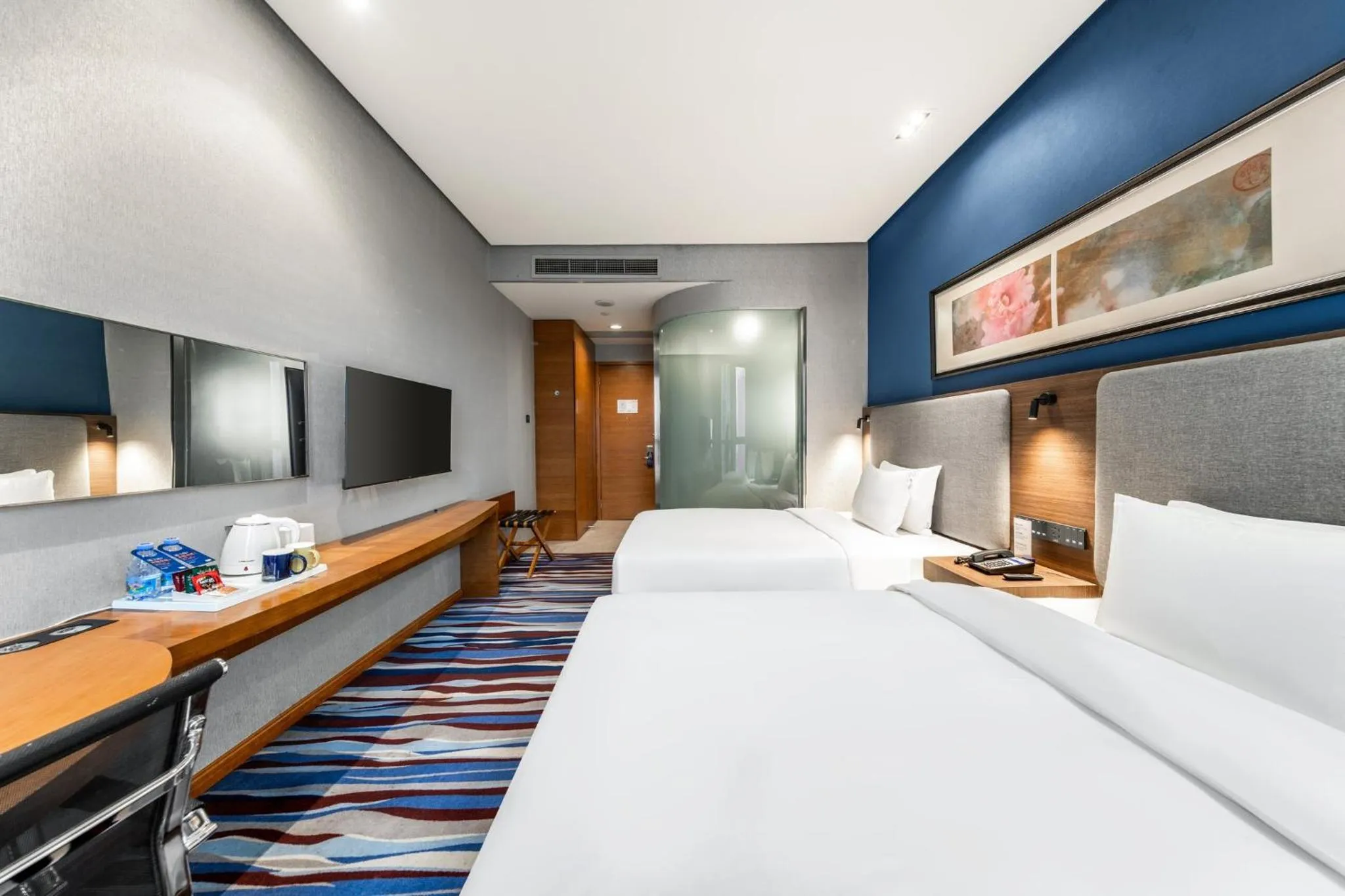Photo of the whole room, Bed in Holiday Inn Express Chongqing Guanyinqiao by IHG