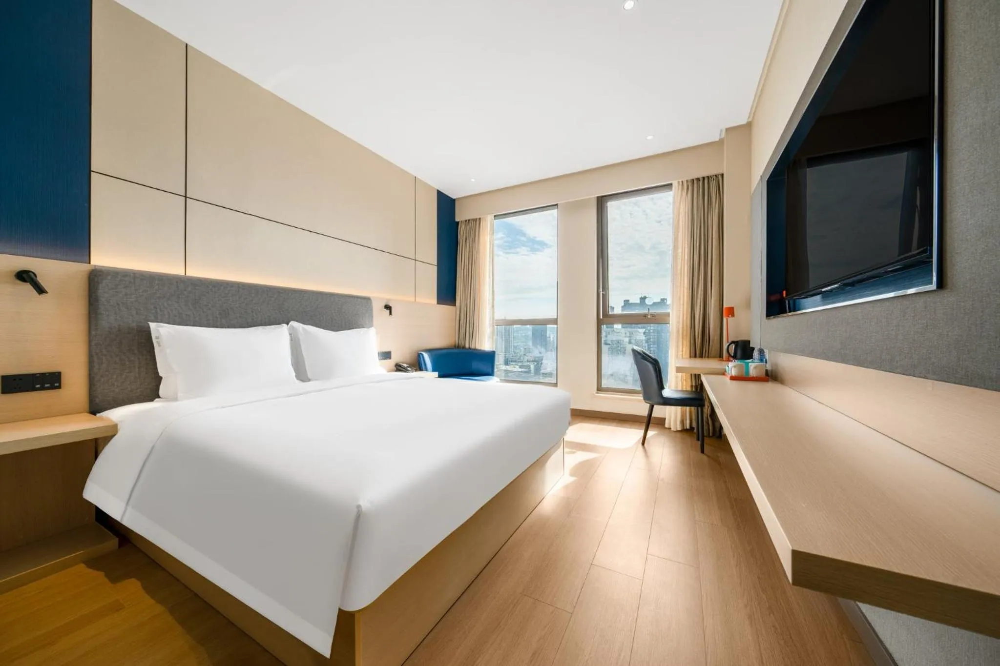 Photo of the whole room, Bed in Holiday Inn Express Chongqing Guanyinqiao by IHG