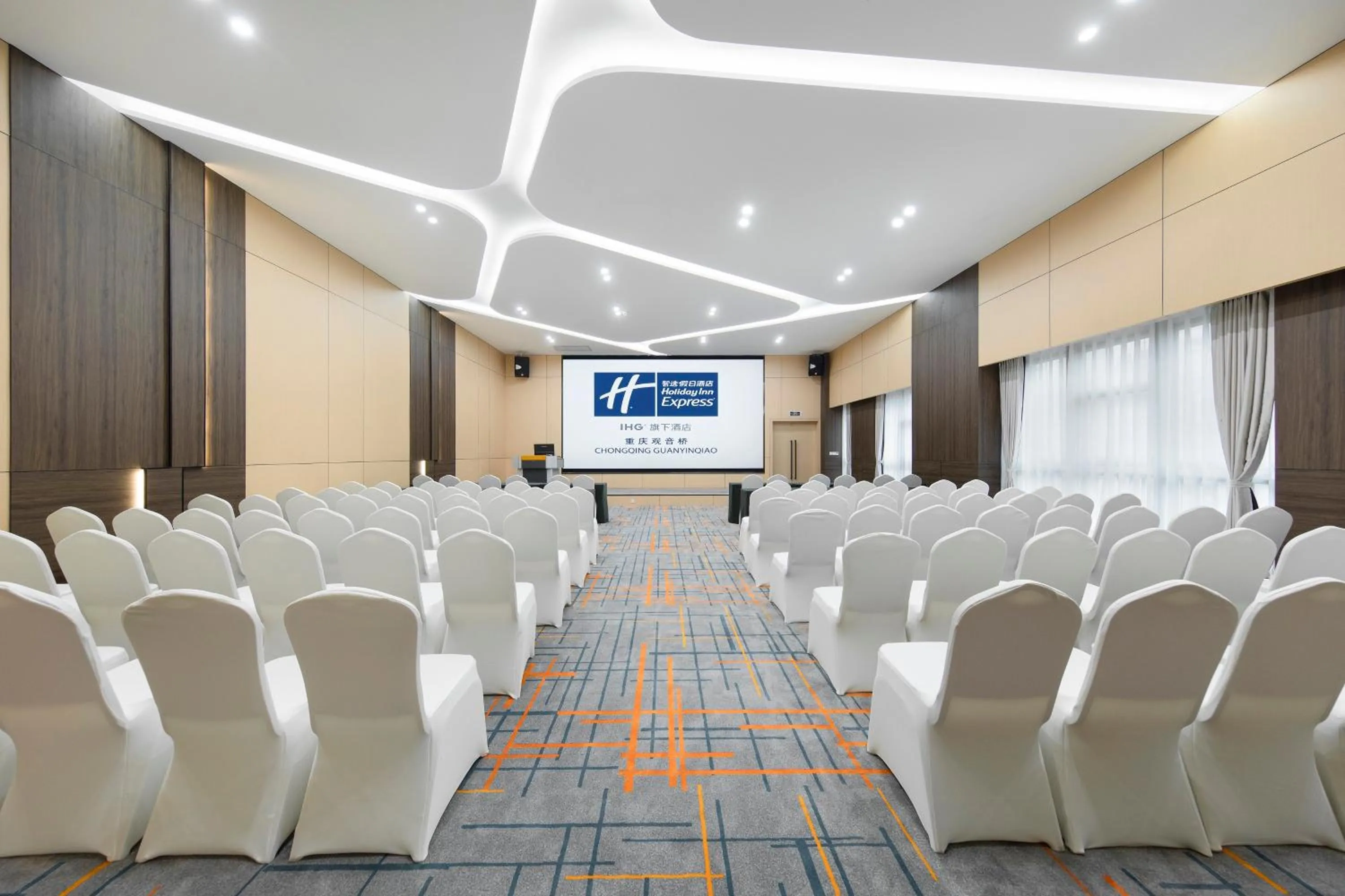 Meeting/conference room in Holiday Inn Express Chongqing Guanyinqiao by IHG