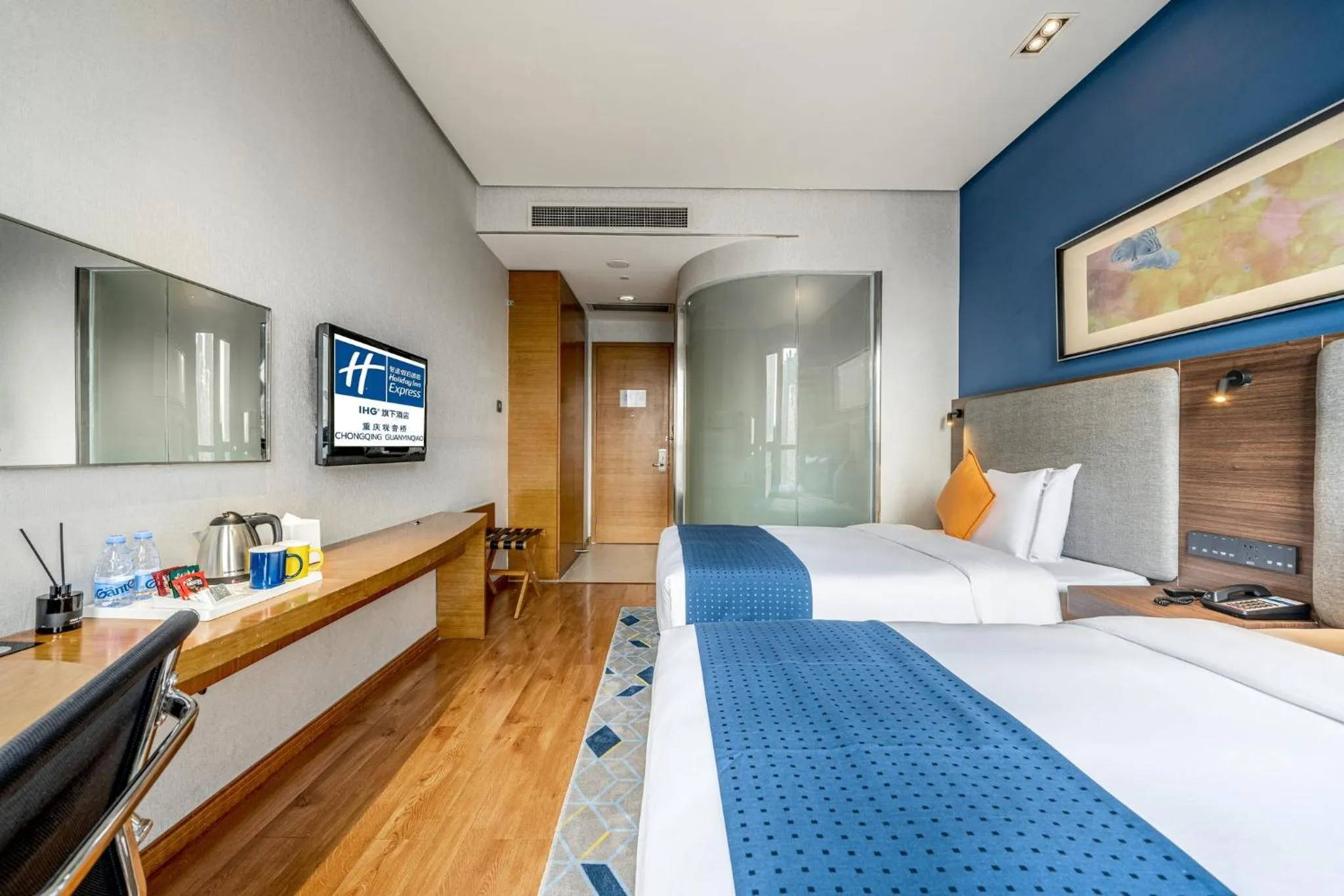Photo of the whole room, Bed in Holiday Inn Express Chongqing Guanyinqiao by IHG
