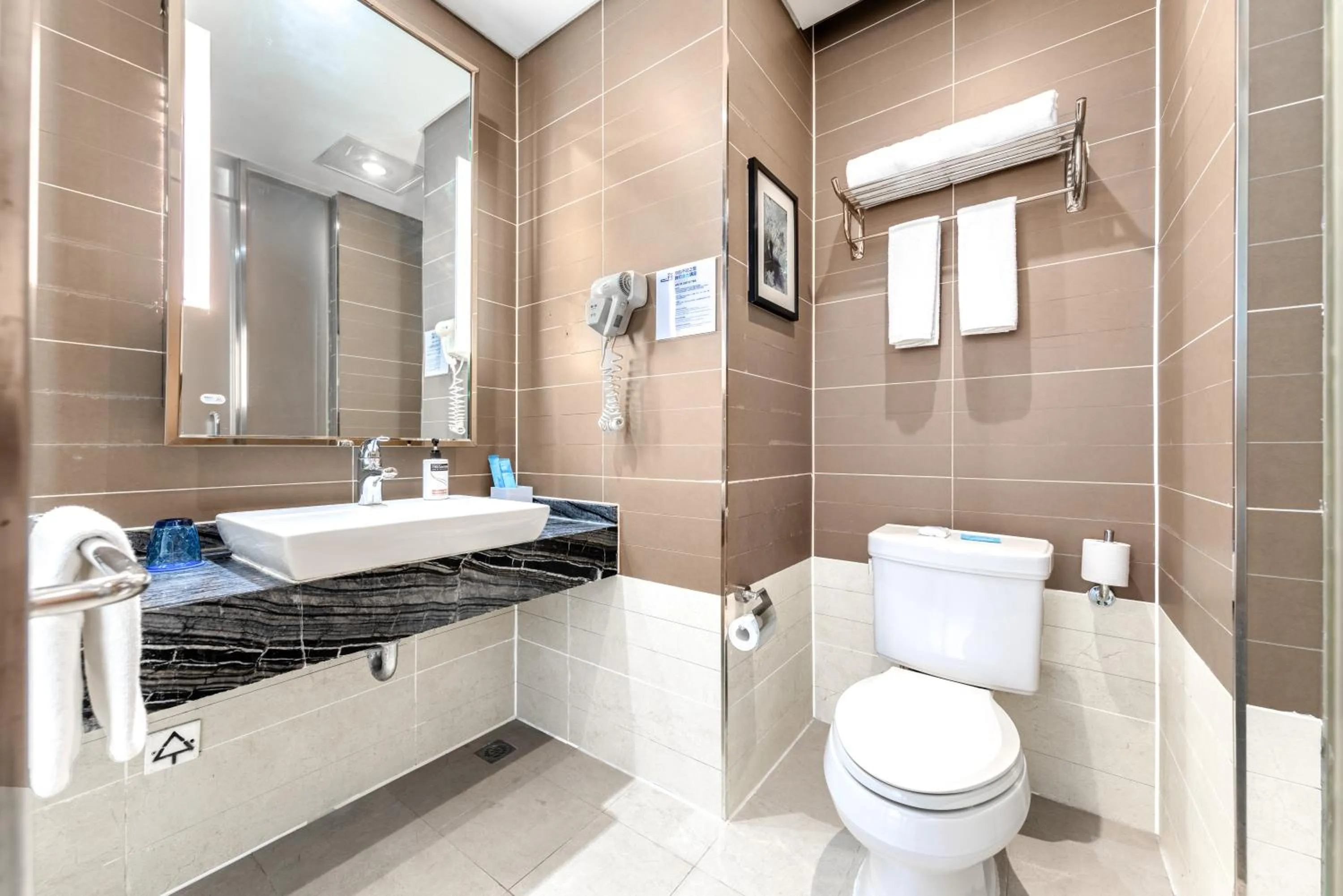 Toilet in Holiday Inn Express Chongqing Guanyinqiao by IHG