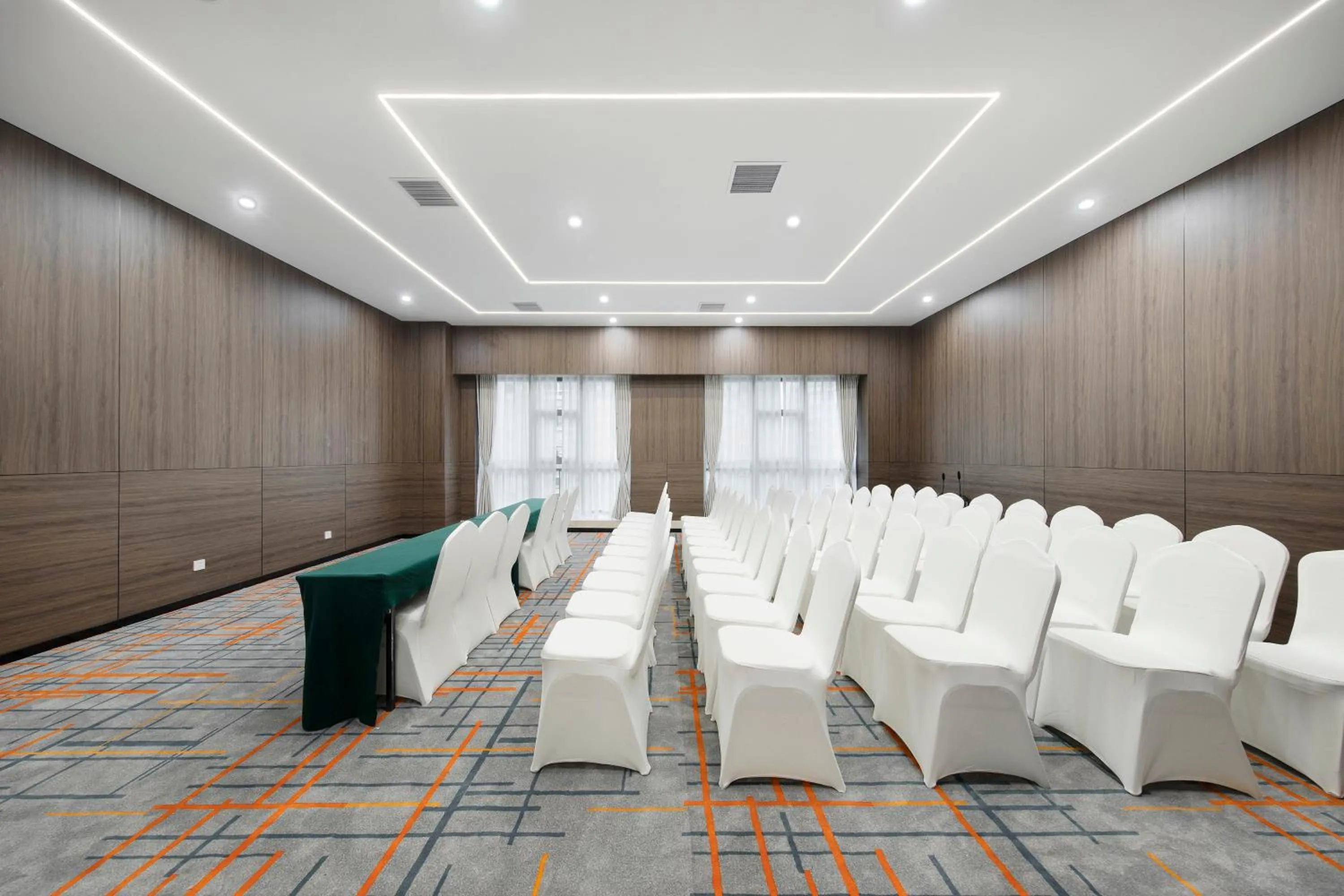 Meeting/conference room in Holiday Inn Express Chongqing Guanyinqiao by IHG