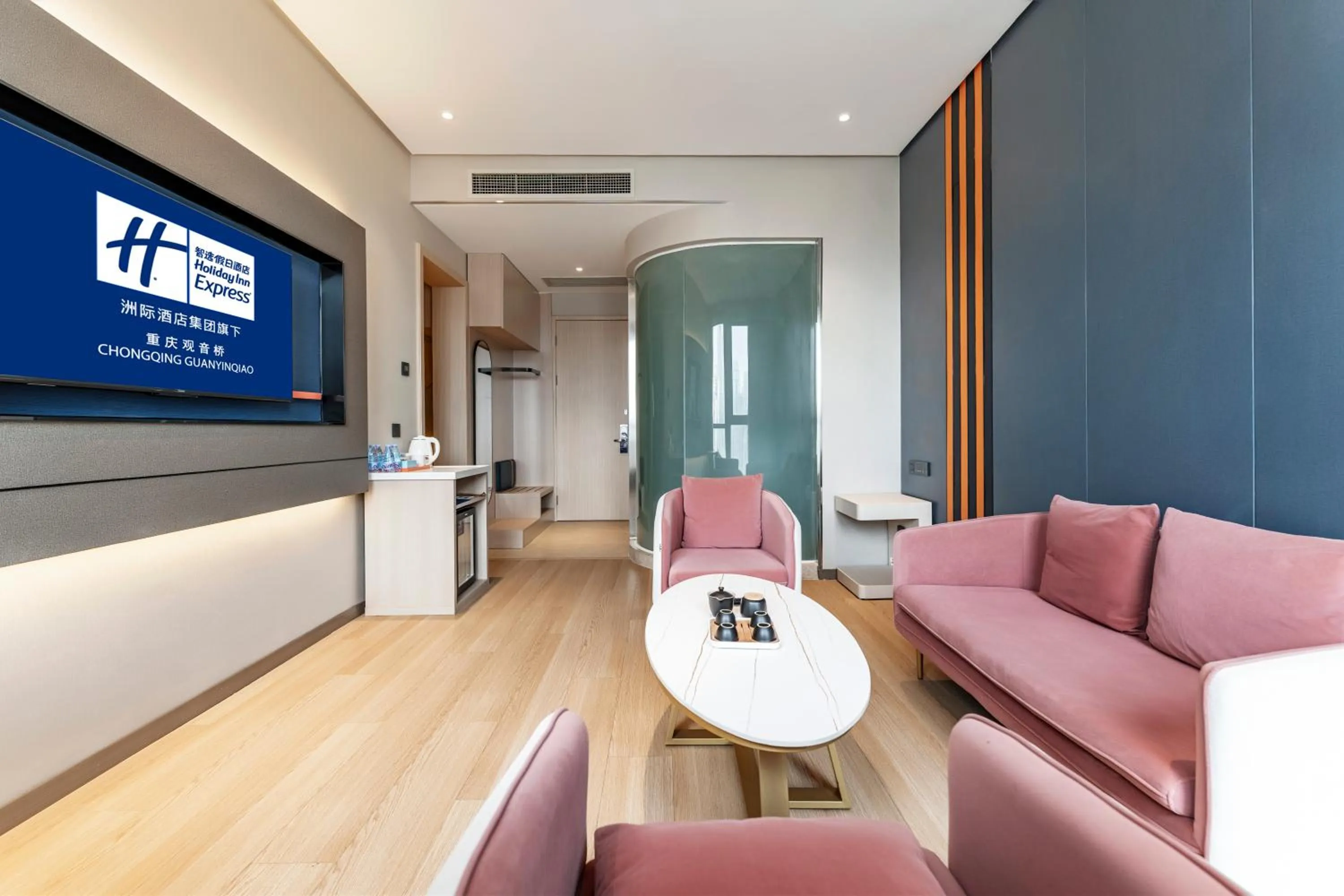 Living room in Holiday Inn Express Chongqing Guanyinqiao by IHG