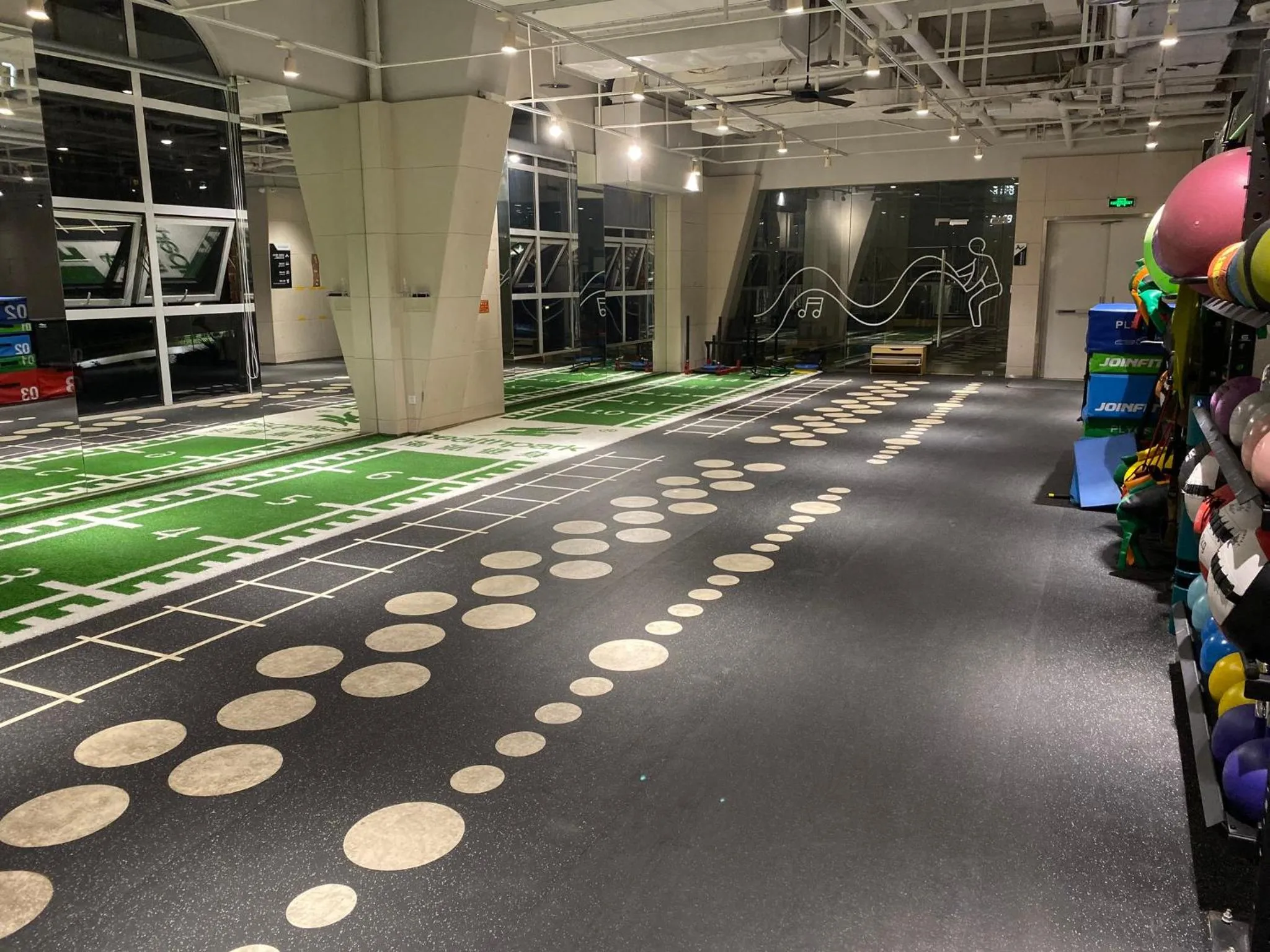 Fitness centre/facilities in Holiday Inn Express Chongqing Guanyinqiao by IHG