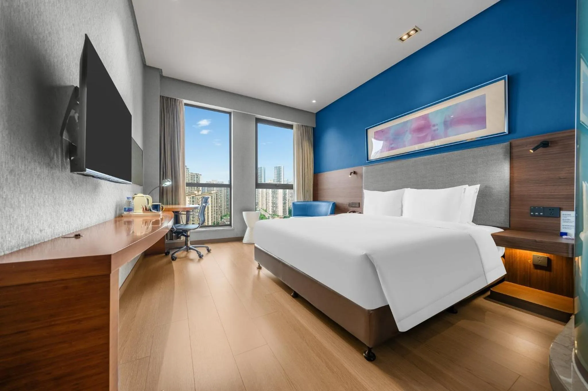 Photo of the whole room, Bed in Holiday Inn Express Chongqing Guanyinqiao by IHG