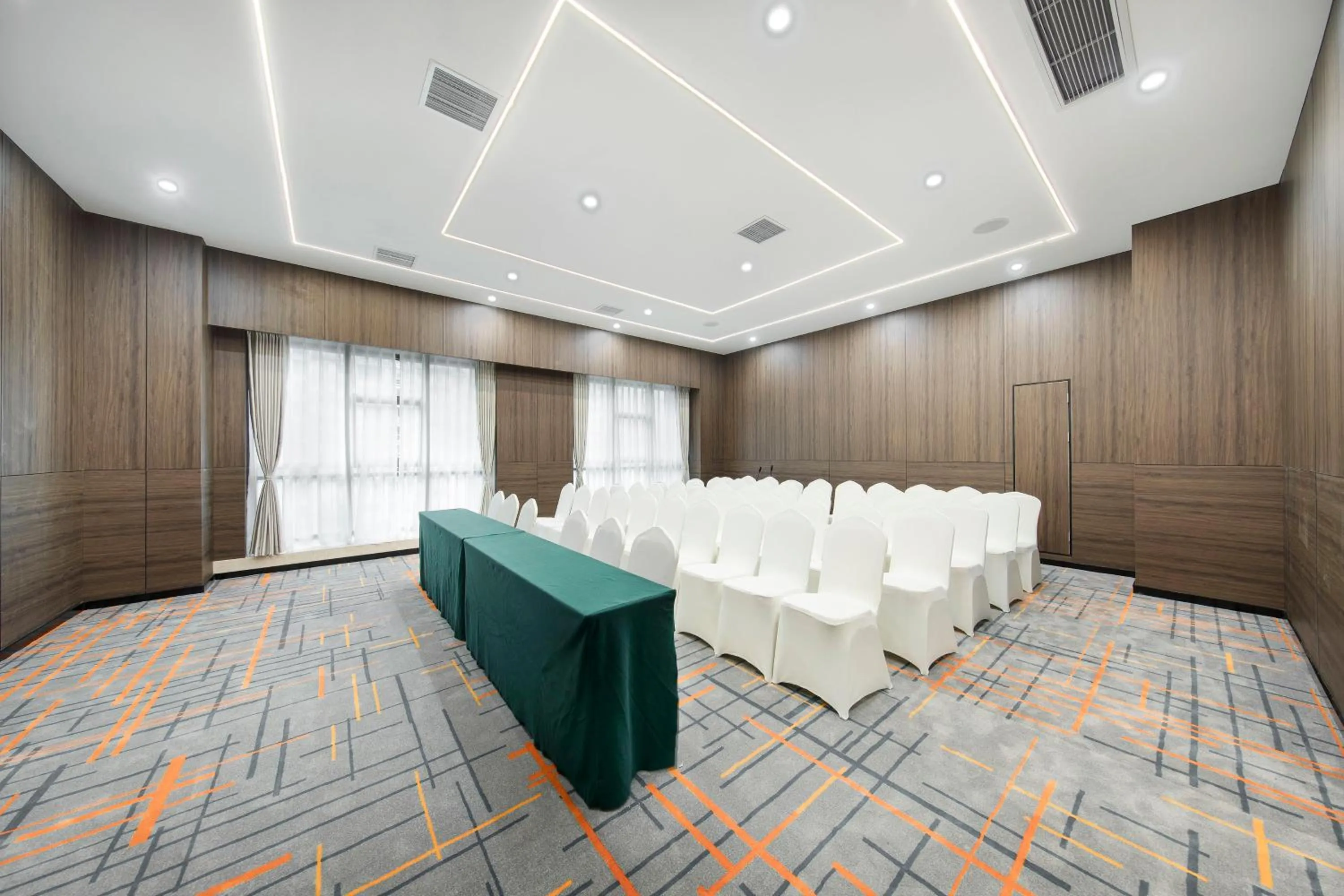 Meeting/conference room in Holiday Inn Express Chongqing Guanyinqiao by IHG