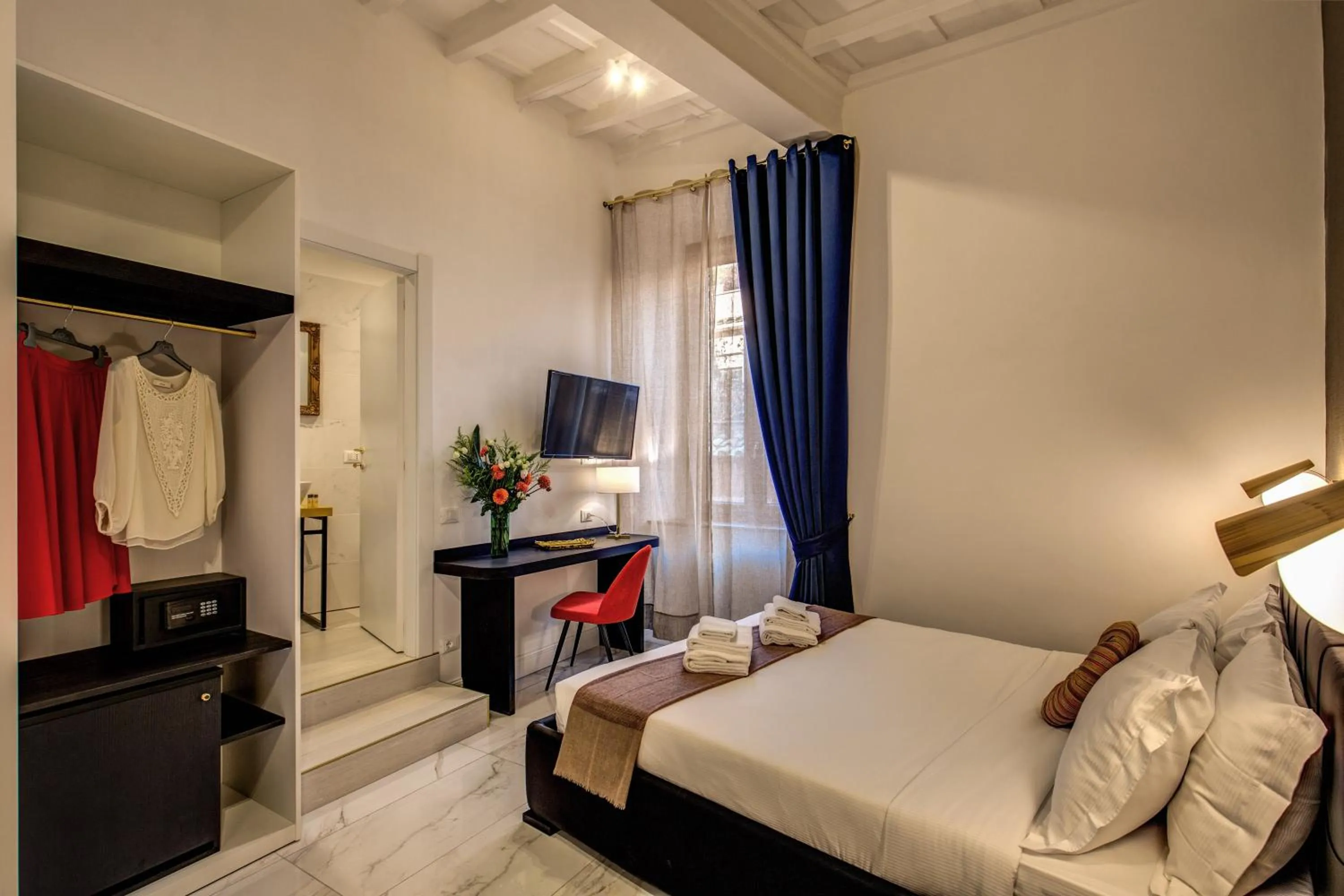 Bedroom, Bed in Little Queen Pantheon