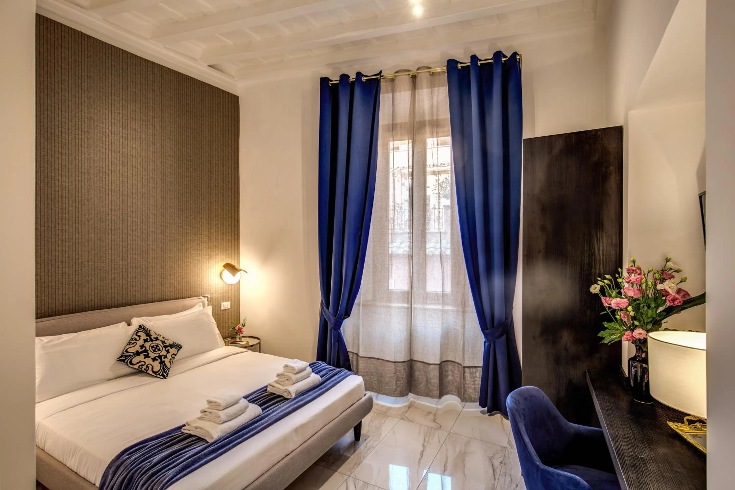 Bedroom, Bed in Little Queen Pantheon