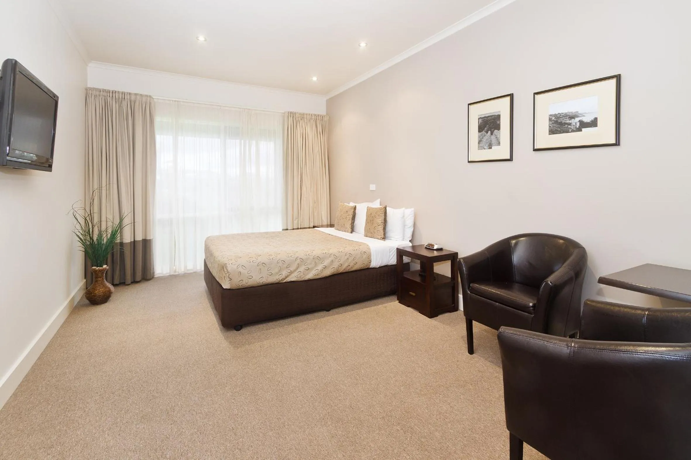 Photo of the whole room, Bed in Sandhurst Motel