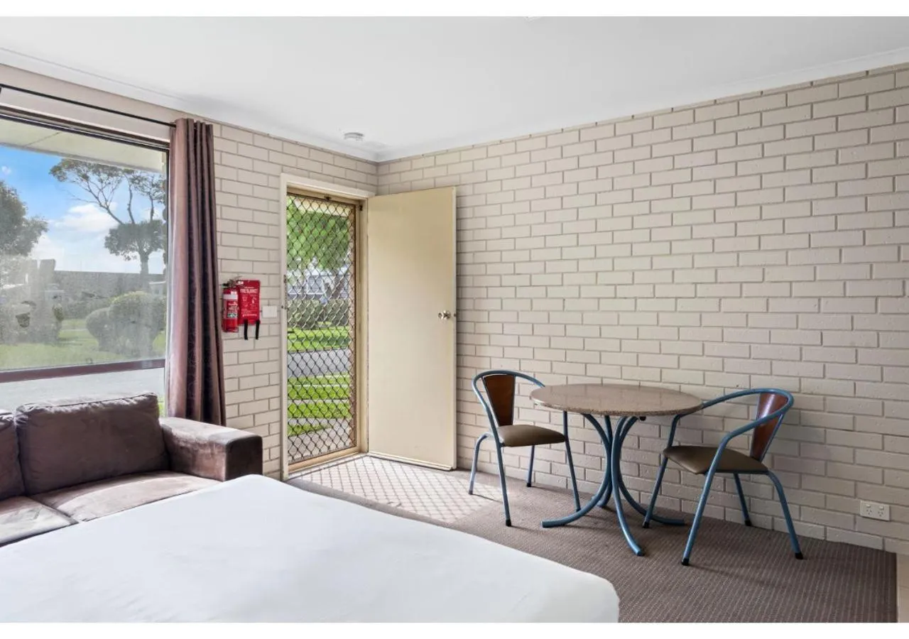 Seating area, Bed in Discovery Parks - Warrnambool