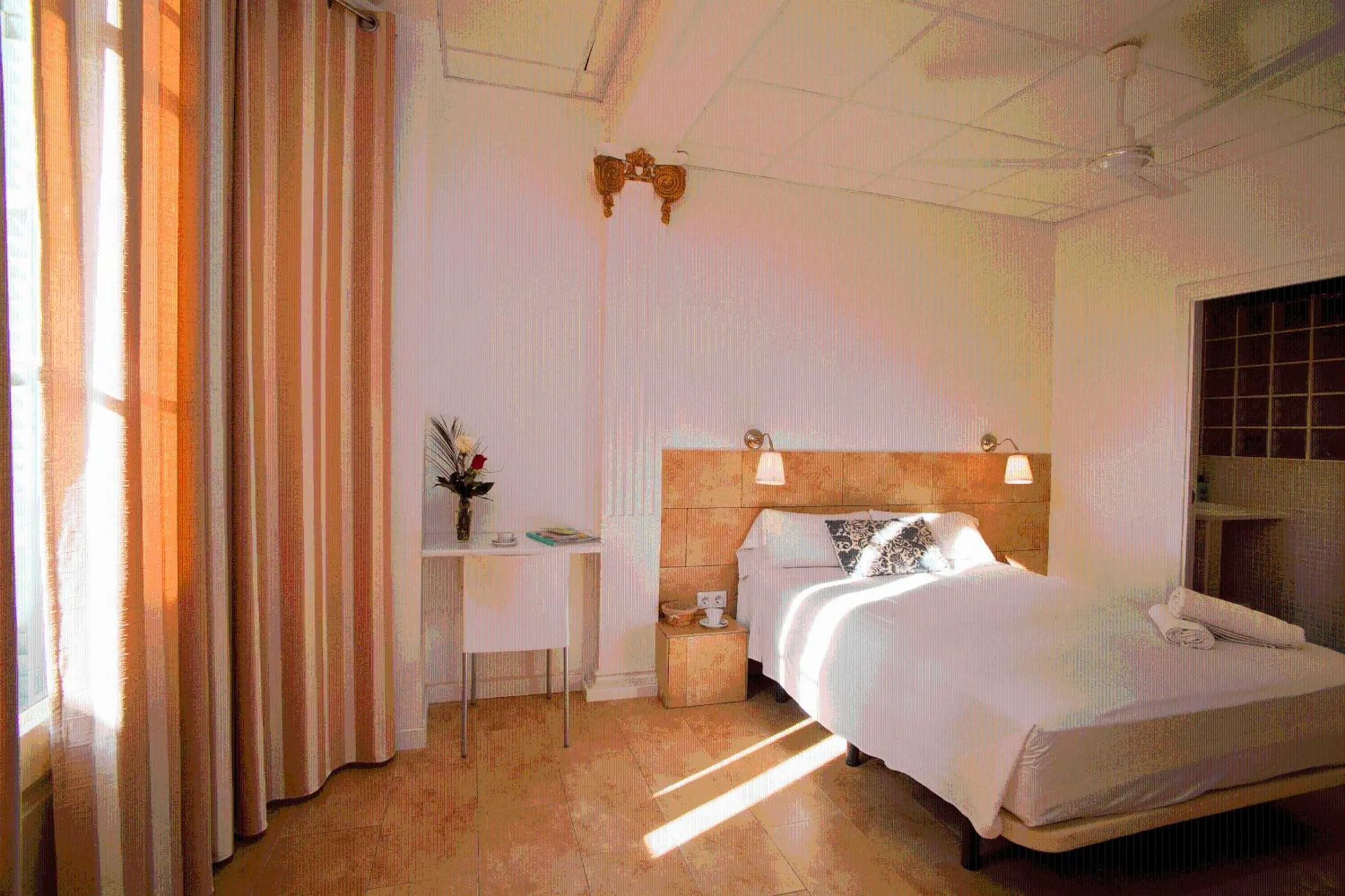 Day, Bed in Hostal Martinval