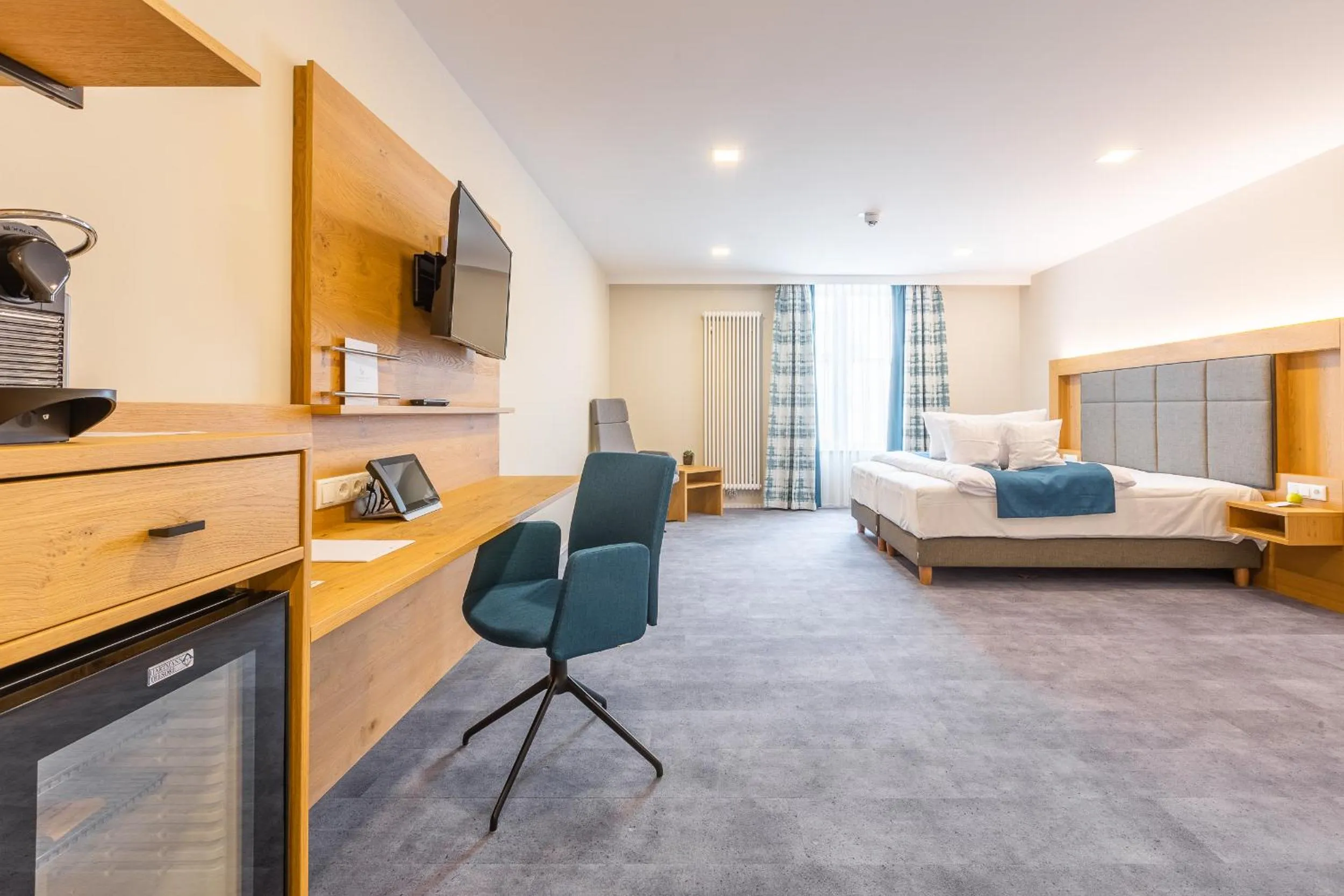 Photo of the whole room, Bed in Schwan und Post Business Quarters