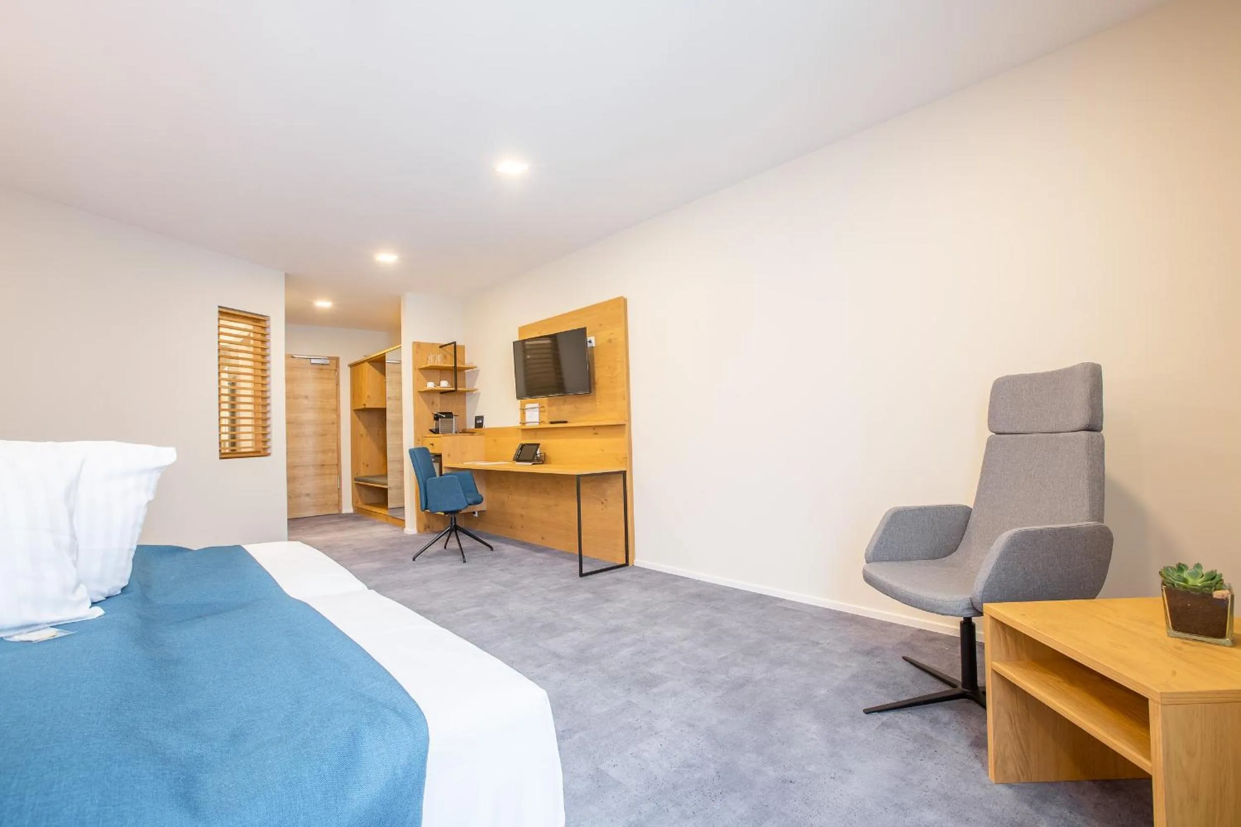 Photo of the whole room, Bed in Schwan und Post Business Quarters