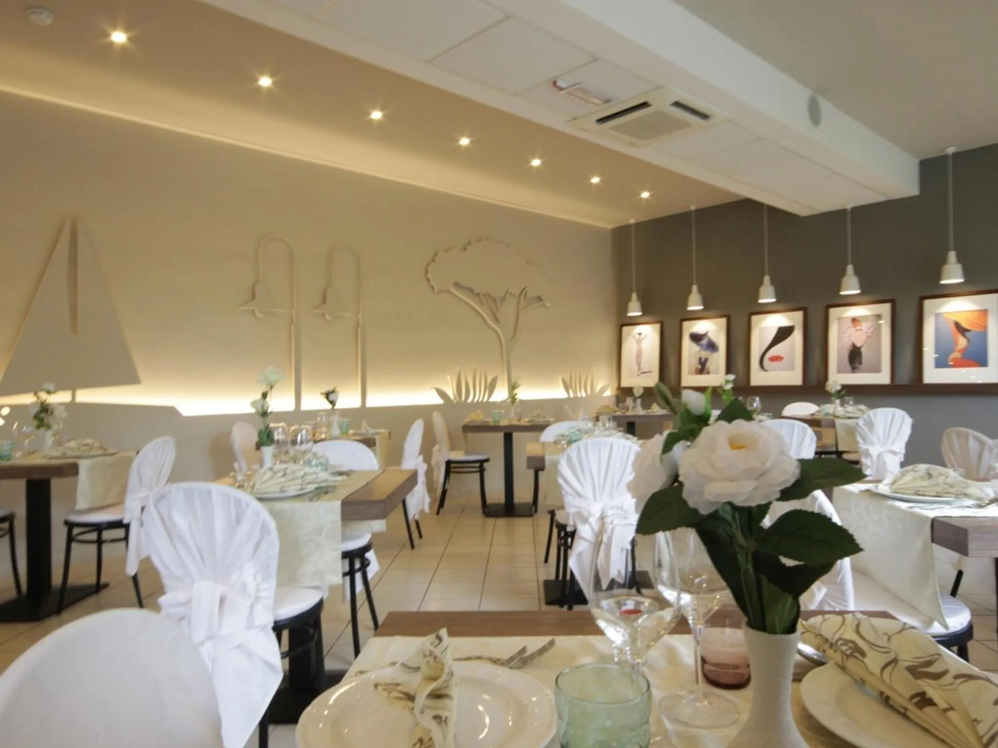 Restaurant/places to eat in Hotel Arabel