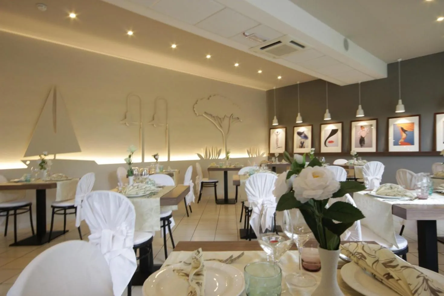 Restaurant/places to eat in Hotel Arabel