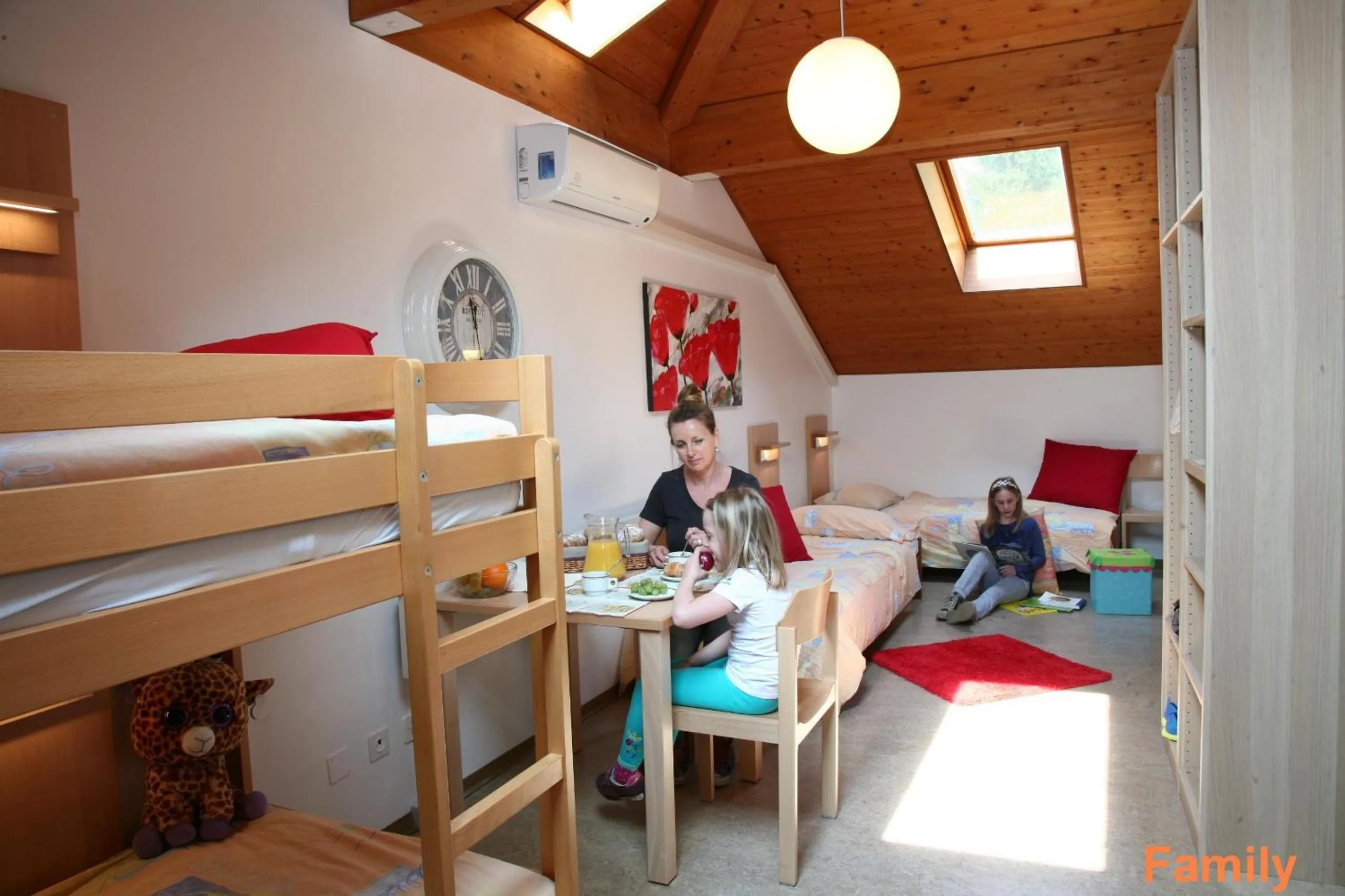 Bedroom, Bed in Lugano Savosa Youth Hostel