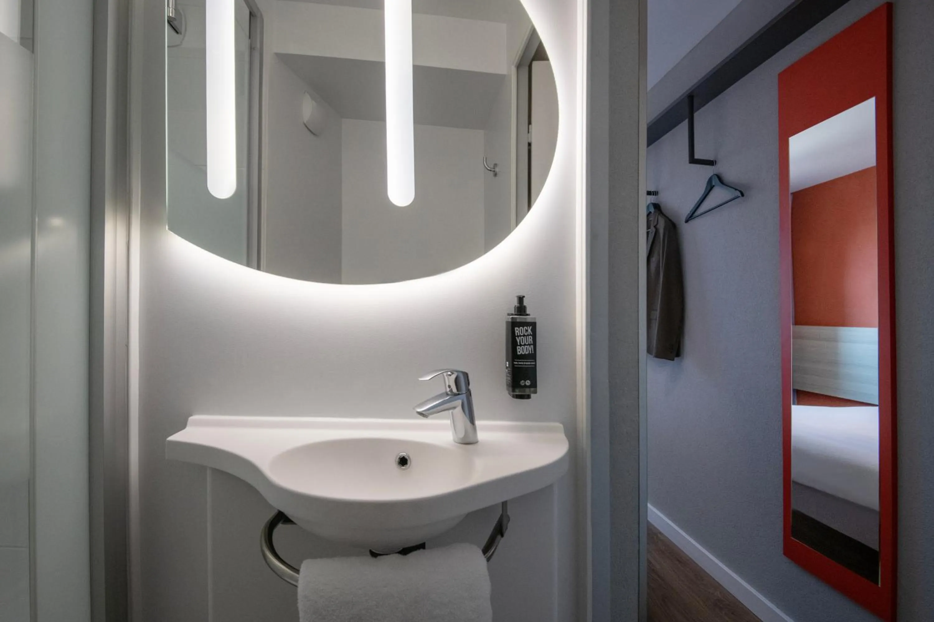 Bathroom in ibis budget Nice Aeroport