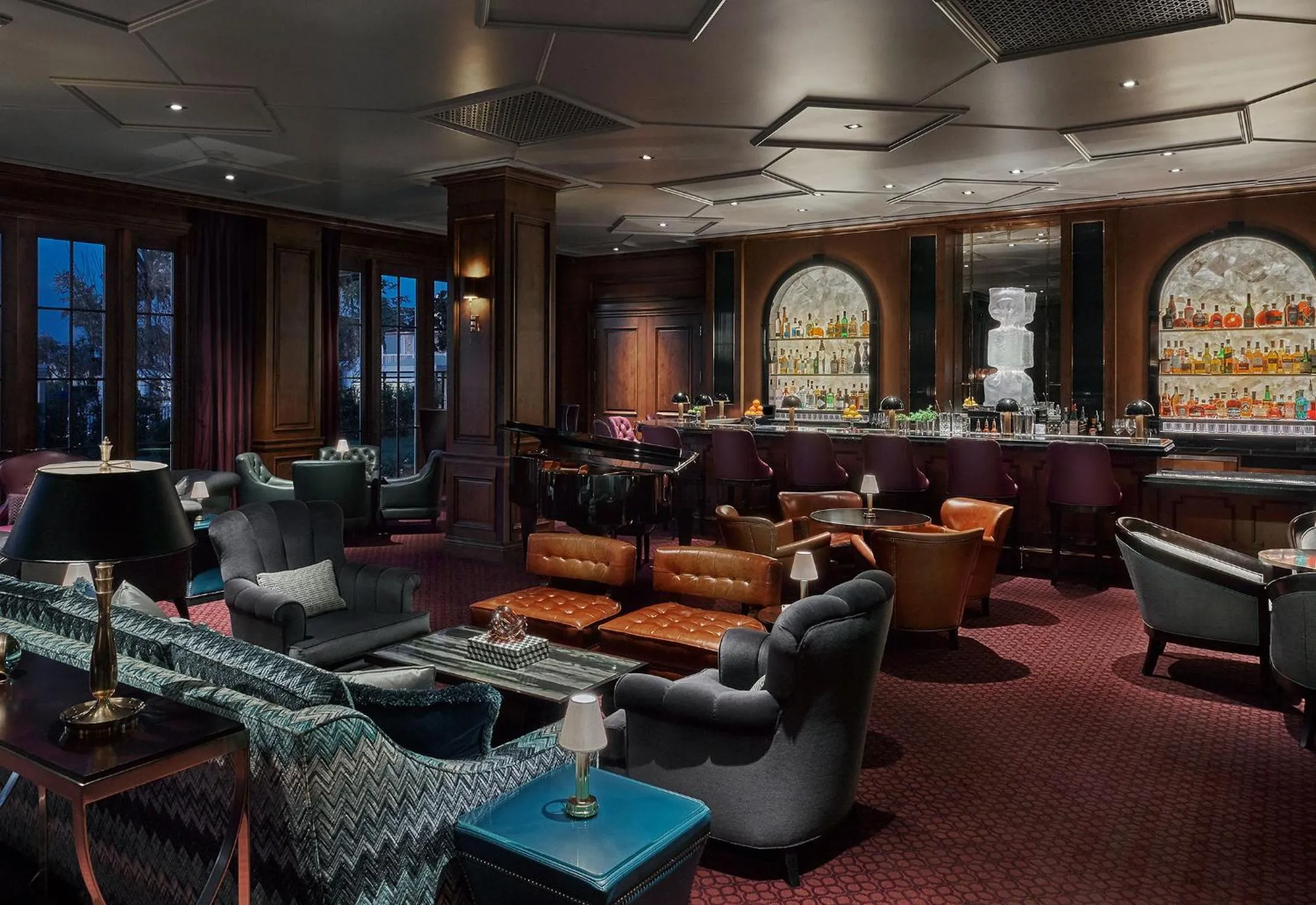 Lounge or bar in Rosewood Miramar Beach