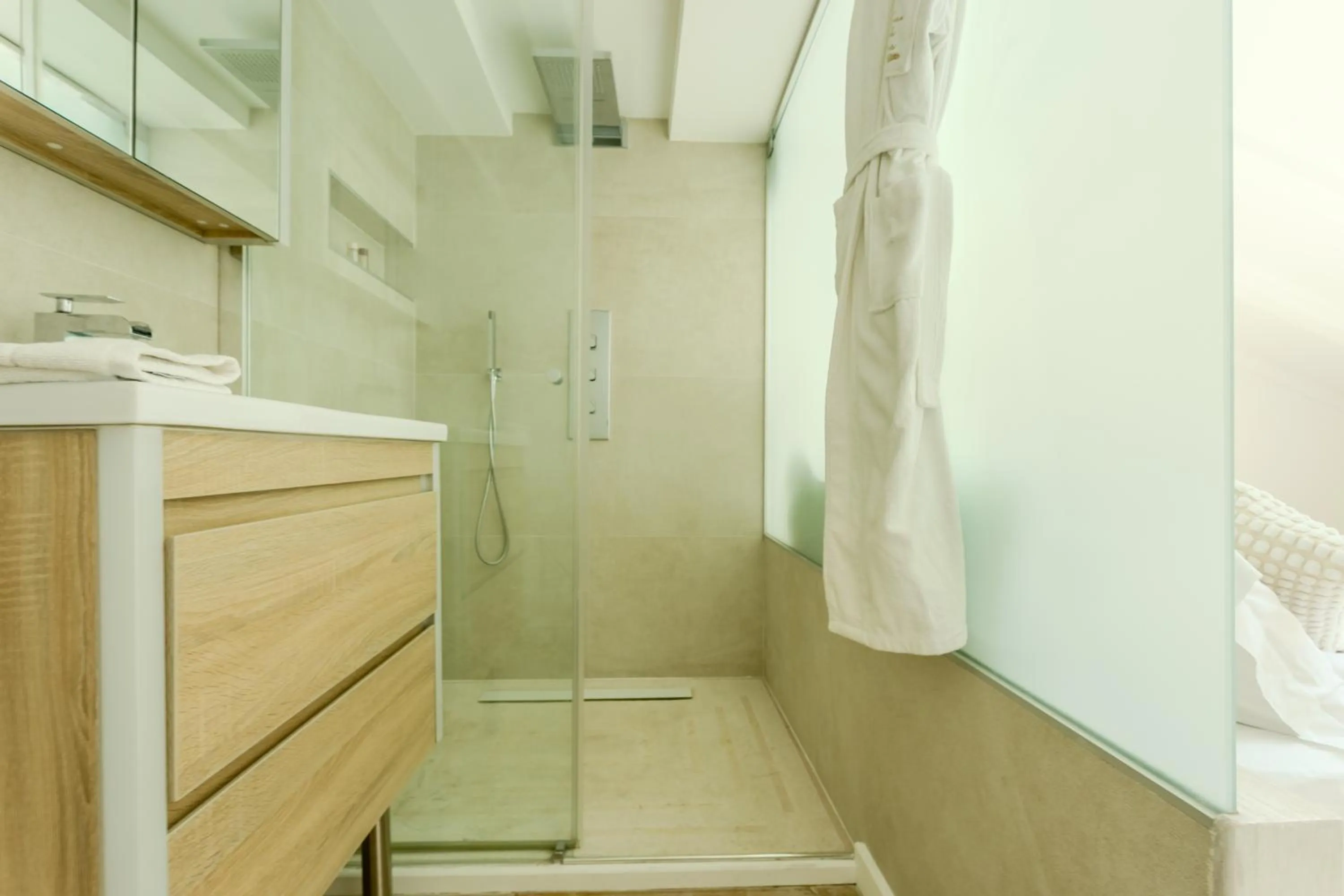 Shower in Traverse Des Artistes