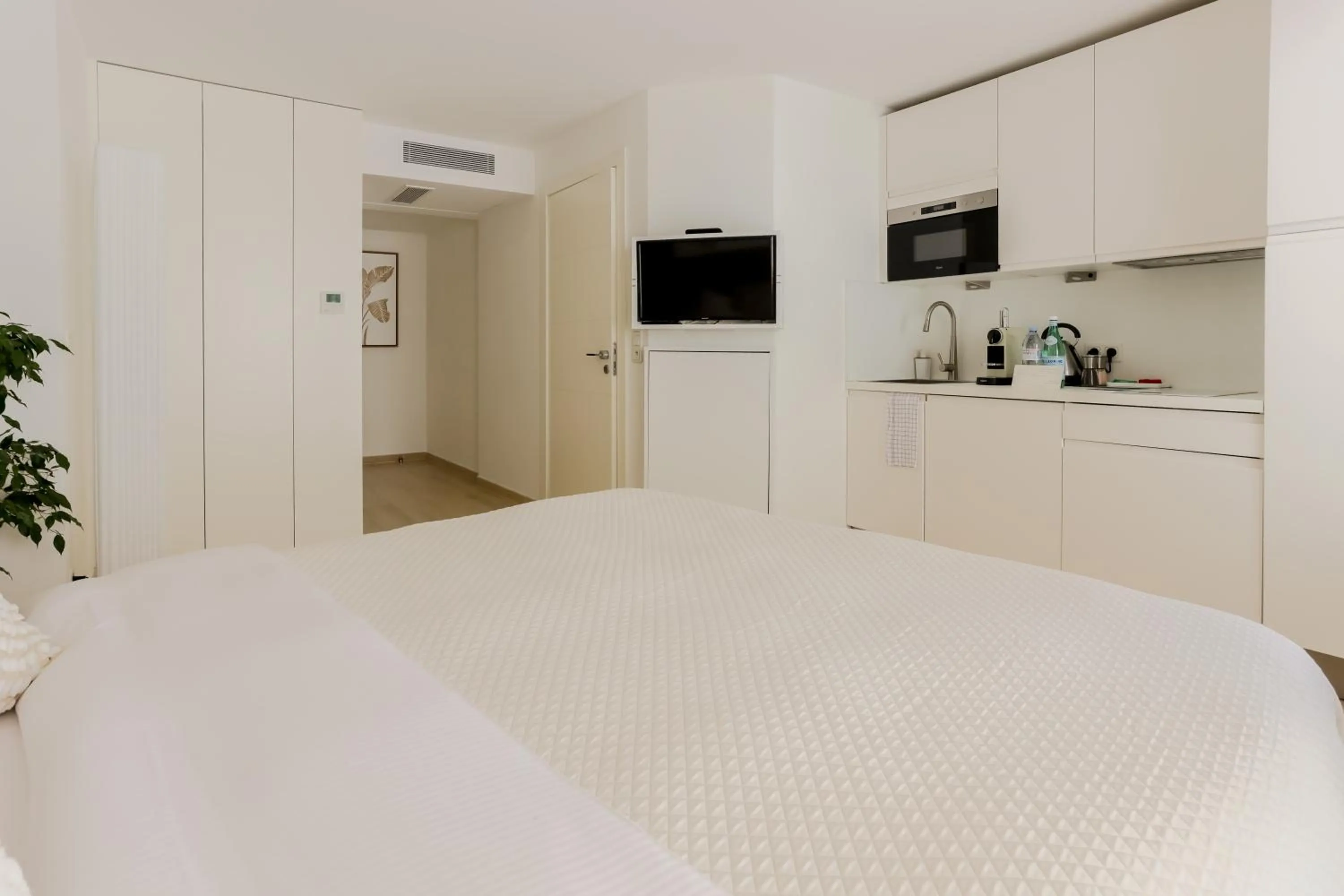 kitchen, Bed in Traverse Des Artistes