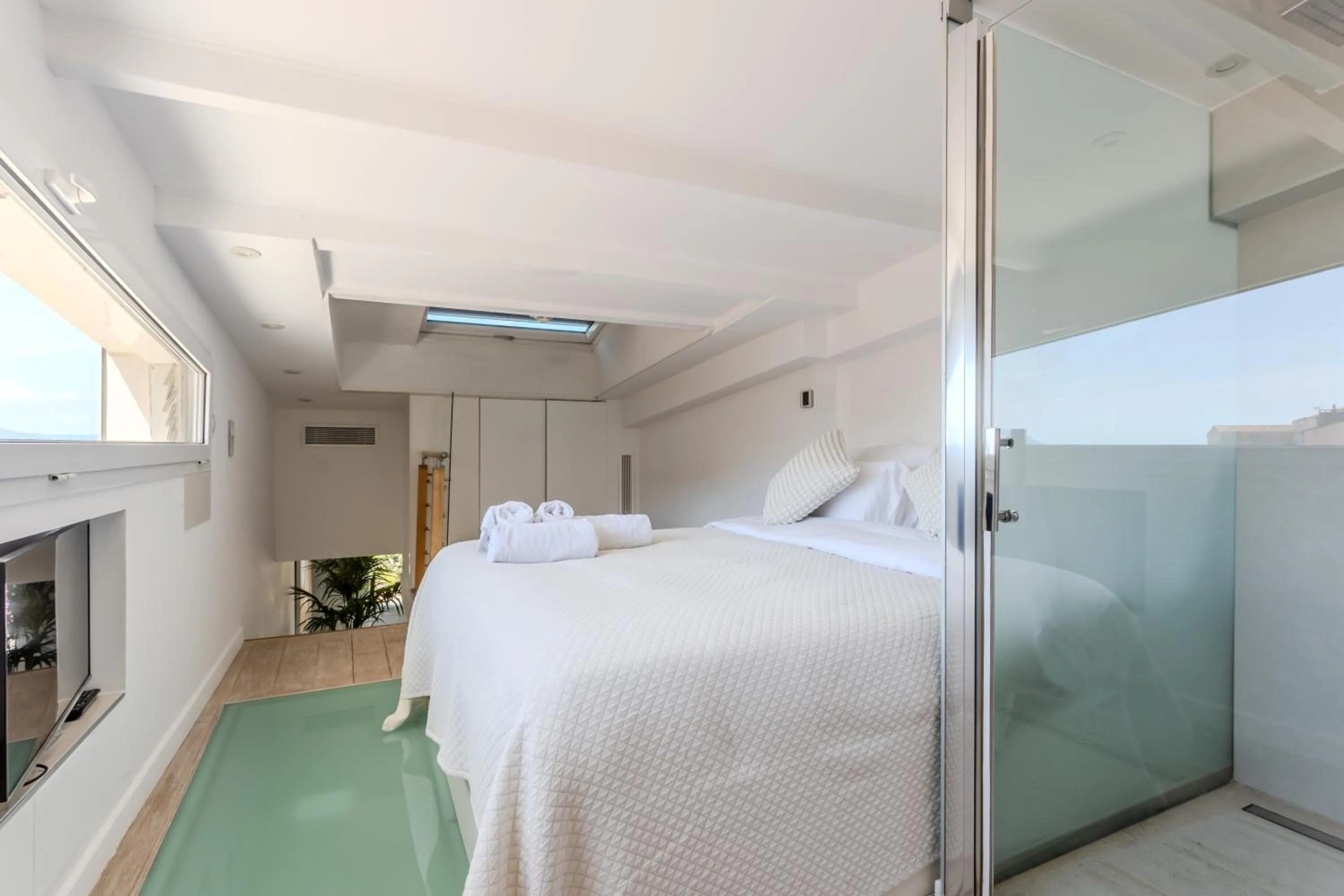 Bed in Traverse Des Artistes