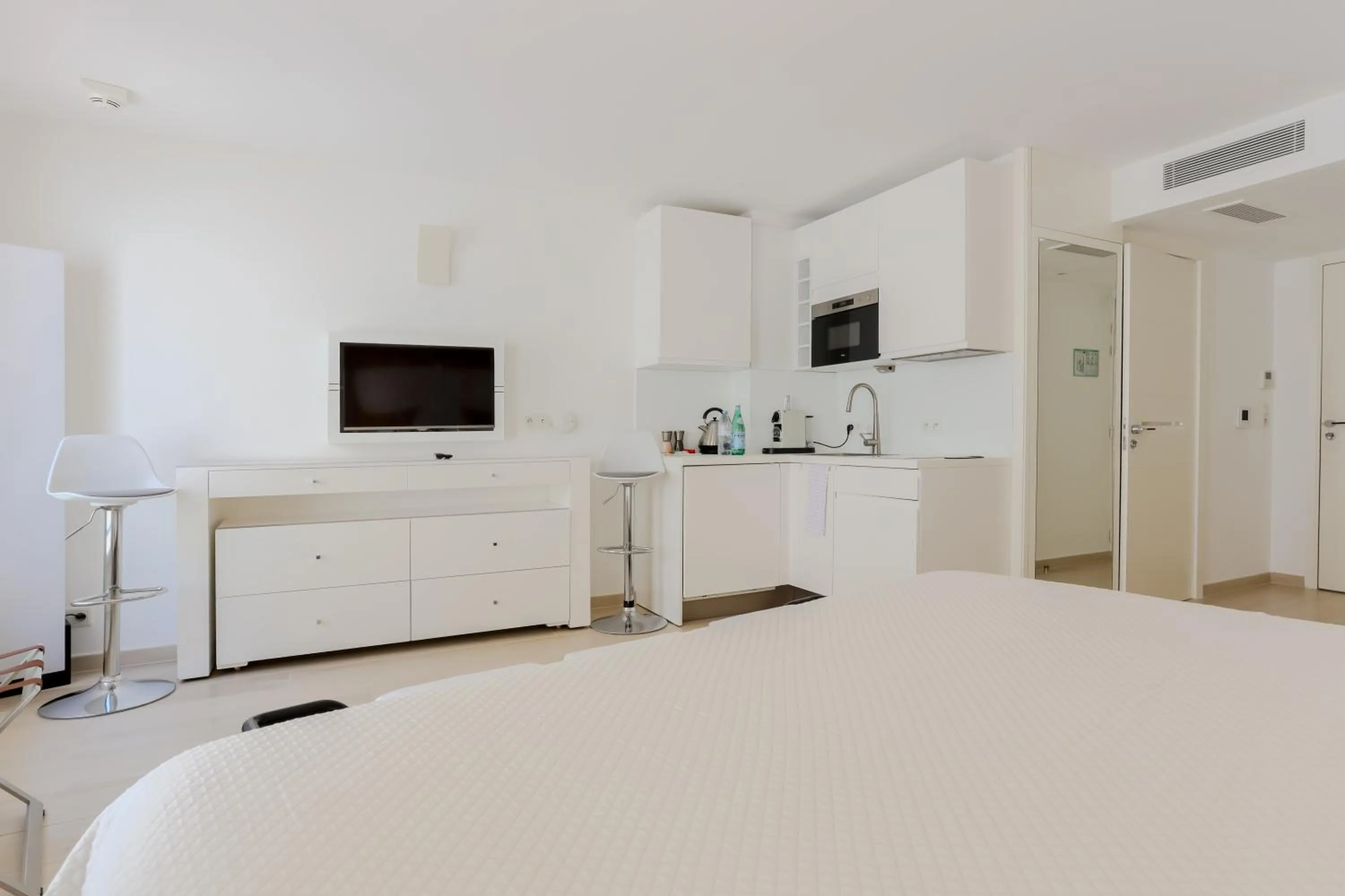 kitchen, Bed in Traverse Des Artistes