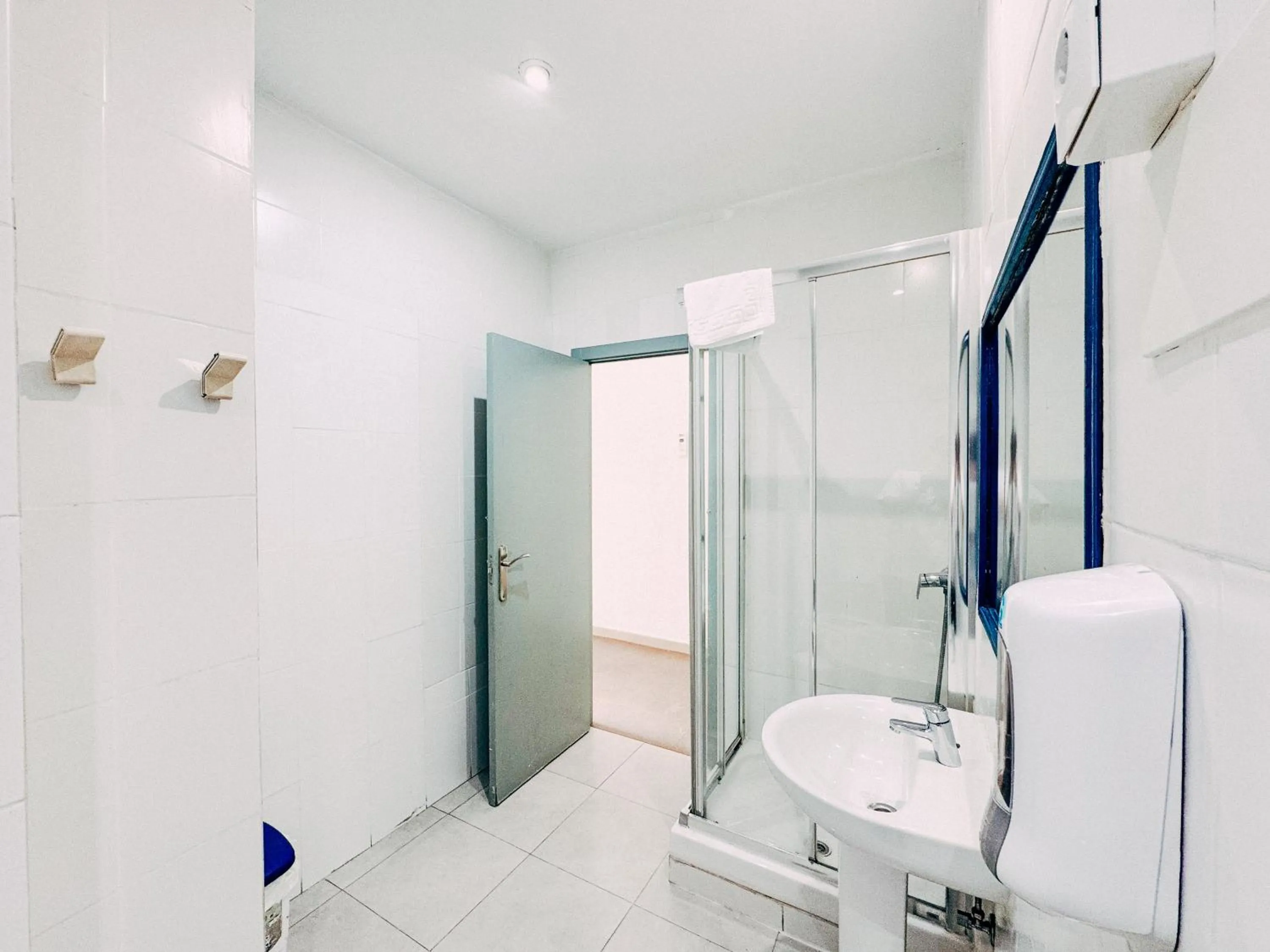 Shower in MadVibes Hostel Gran Vía