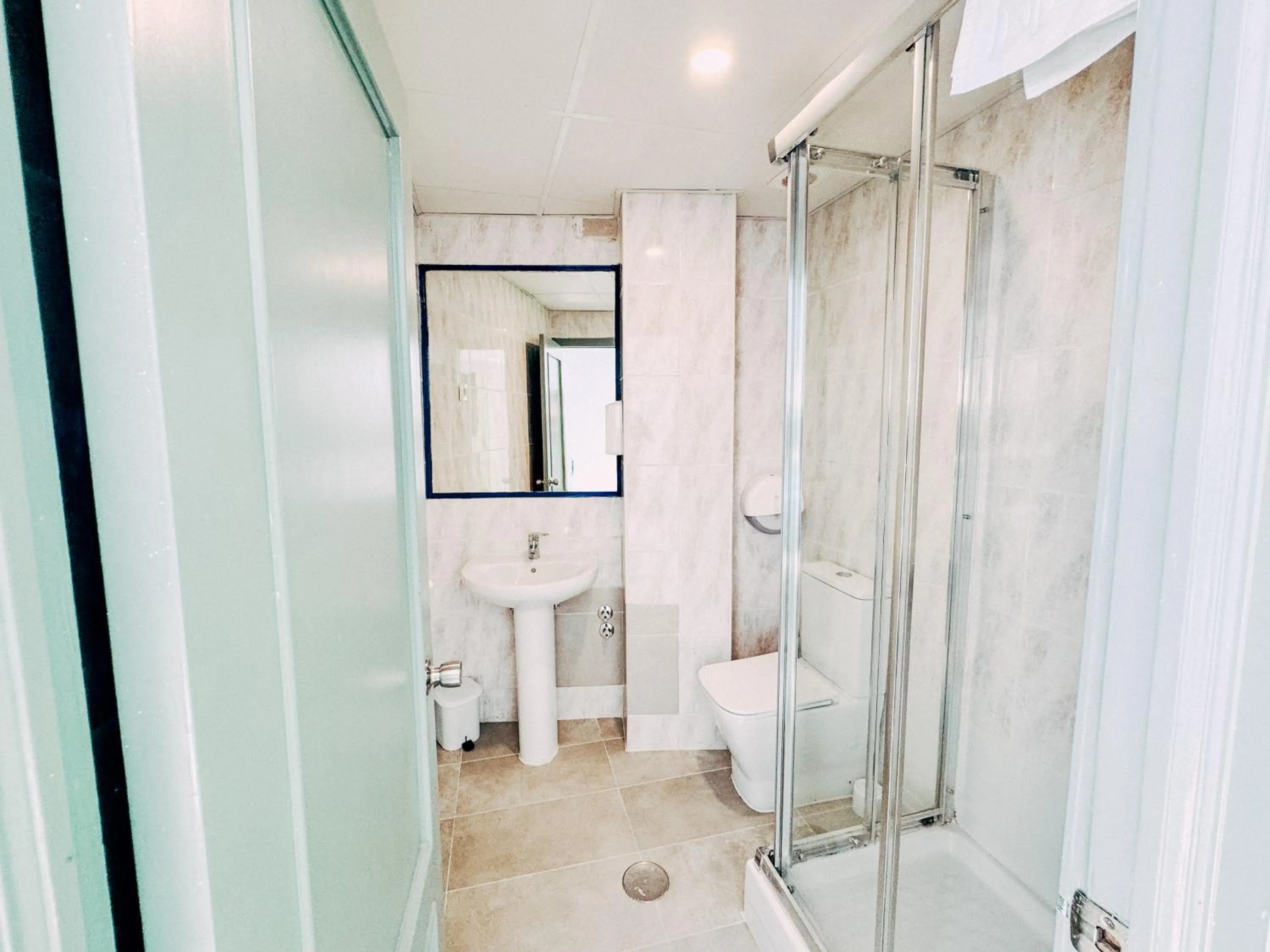 Shower in MadVibes Hostel Gran Vía