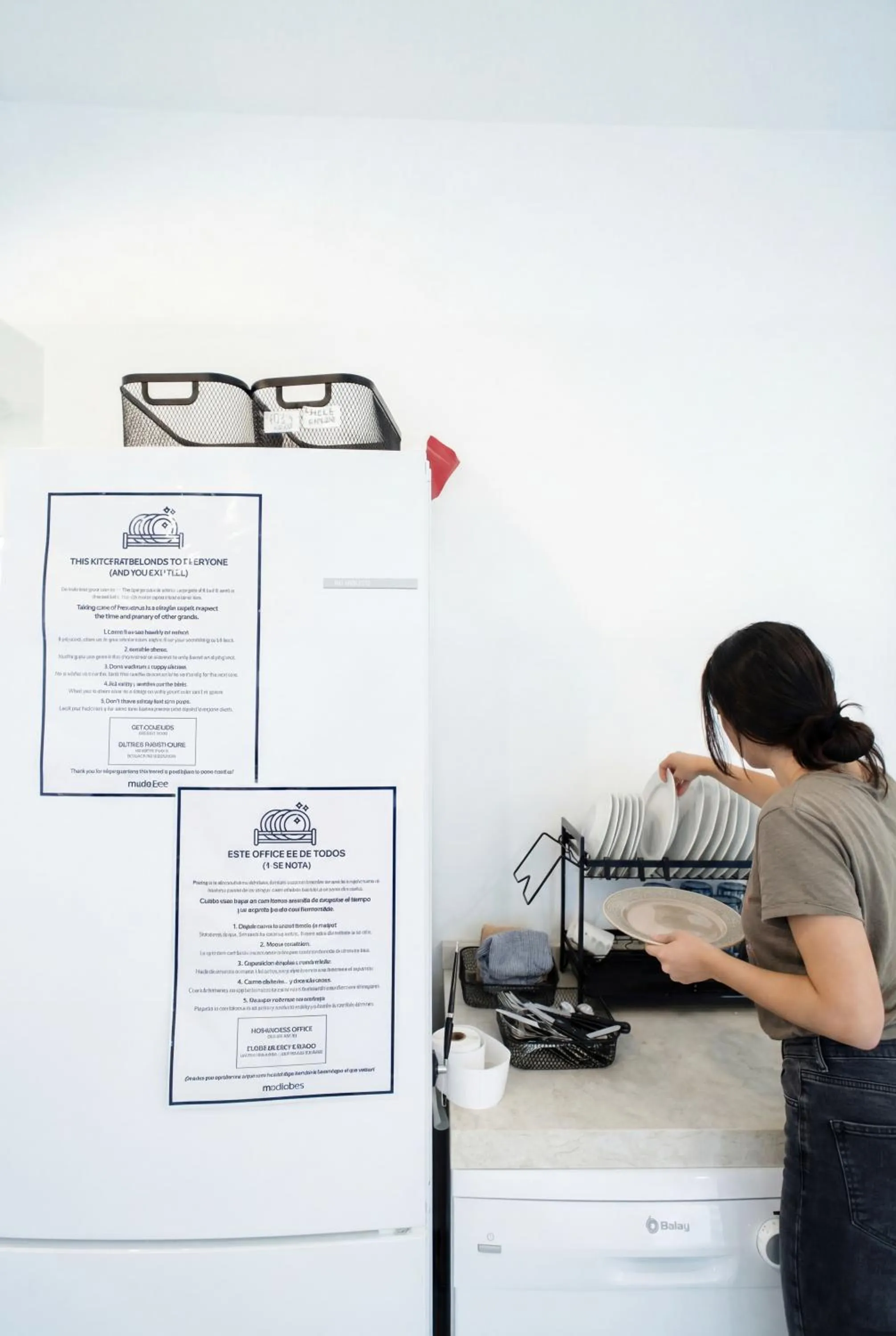Communal kitchen in MadVibes Hostel Gran Vía
